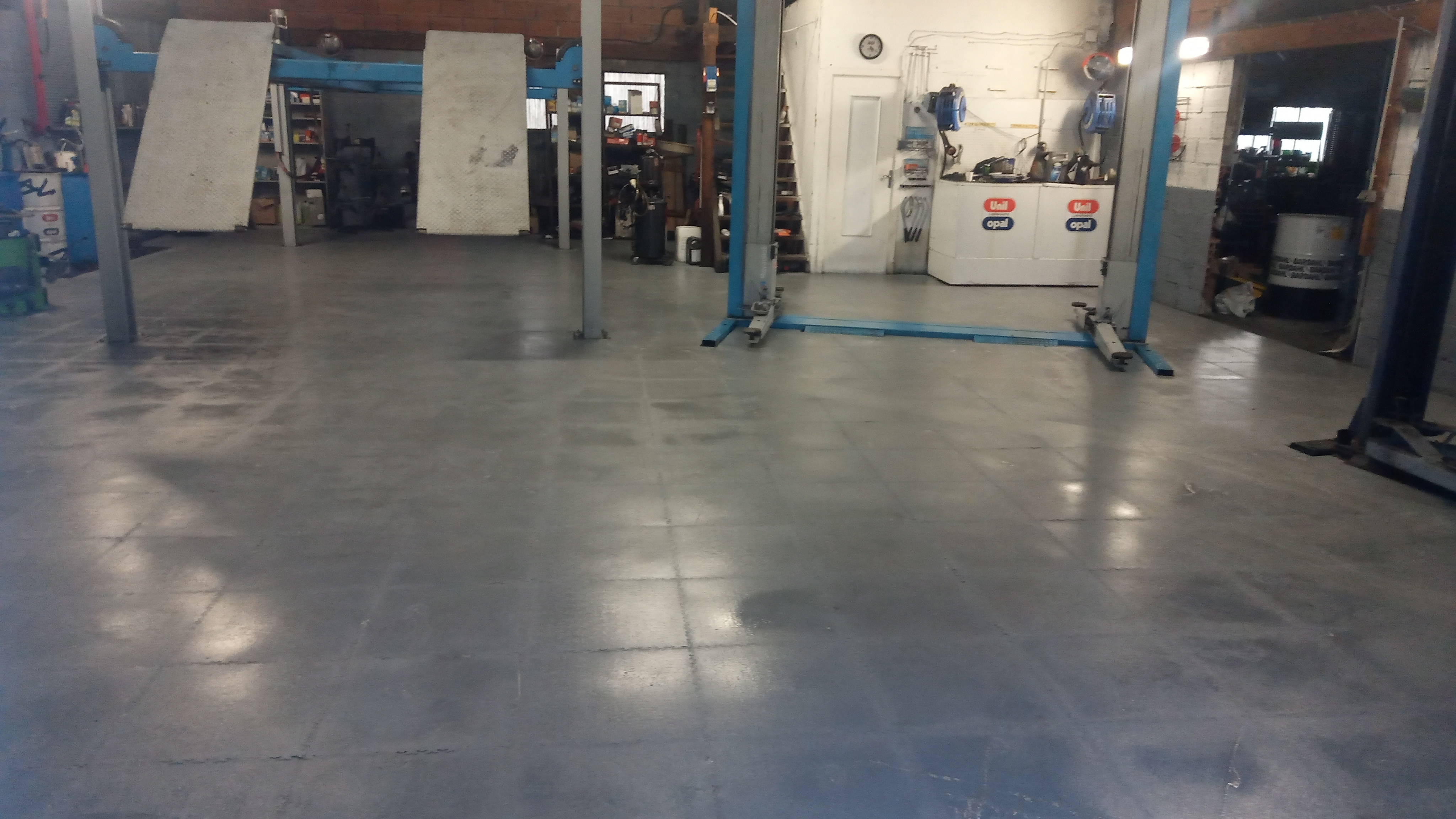 Disponible fond de commerce garage automobile sur le nord du Gers 
Suite à rapprochement familial

Clientèle fidèle, possibilité de faire du véhicule d occasion 
2 ponts deux colonnes servantes. 
2 appareil de clim 
... 
Stock de pièces Possibilité de développer le deux roues et le vul il y a de la demande 
CA entre 200 et 250k€ 
possibilité très bonne rémunération pour le gérant (2000€ voir plus)
Enseigne vitrage agrée assurance, possible de la récupérer avec un droit d entrée (7.5k€)

Prix du fond 38000€ stock compris Plus d infos sur demande


Pour information  tire depuis mes bilans ebe quasi double en 1 an 

Ca 2025 : 268 352€ ebe 64 160.84€
Ca 2024 : 242 361€ ebe 43 218,70€
Ca 2023 : 237 519€ ebe 37 323,86€

Dispo de suite