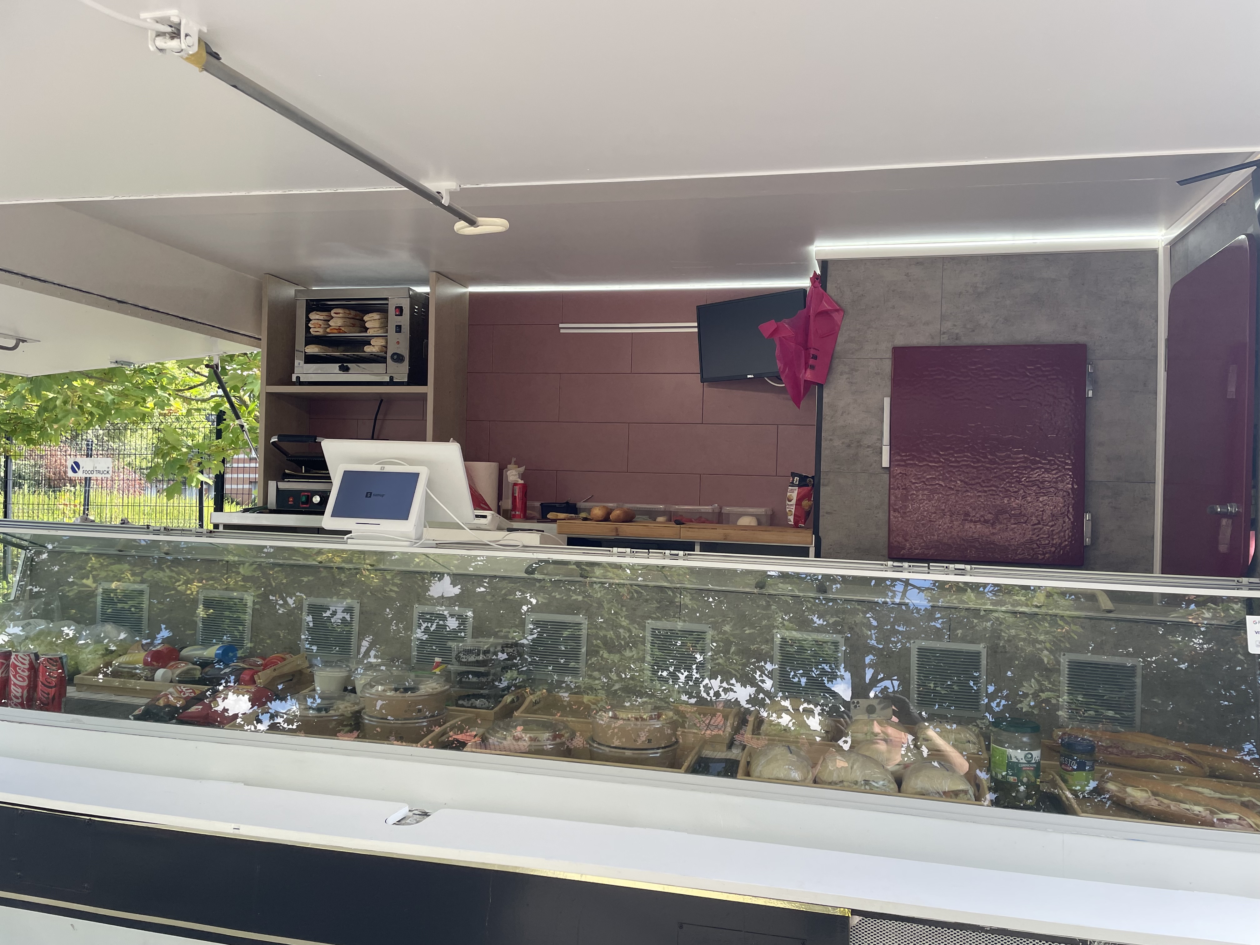 Bonjour
Je vends mon food truck en très bon état avec vitrine, réfrigérée et deux frigos à l’arrière
155 000 km
Courroie de distribution OK
Embrayage, OK
Révision faite
Il servait de sandwicherie
Mais peut-être adaptées à autre chose
Le camion est VASP
Le prix est de 19 000 € négociable