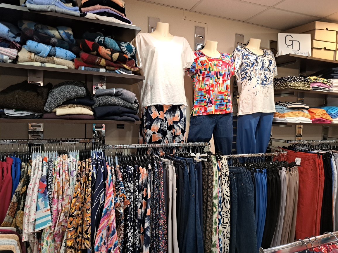 Vend Fond de commerce de Mercerie, Bonneterie et prêt-à-porter femme

Entreprise familiale crée en 1921. Bonne clientèle, pas de concurrence.
Local 50m2 en centre ville, rue commerçante et parking gratuit à proximité.

Vous connaissez la couture, vous avez envie de partager et de conseiller. Envie d'être votre propre patron, alors lancez-vous! ( je pourrais vous accompagner pour les débuts).

Vous aurez la possibilité de développer le tricot (forte demande) et les loisirs créatifs...si vous le souhaitez.

CA/an 155000€ HT.

La boutique est aussi point relais Singer pour la réparation et l'entretien des machines à coudre et point dépôt pour une couturière retoucheuse. (rémunération par commission).

Fond de commerce 40 000€
Stock à négocier. (entre 70 000 et 120 000€)
Loyer à discuter car possibilité d'achat des murs 75 000€.