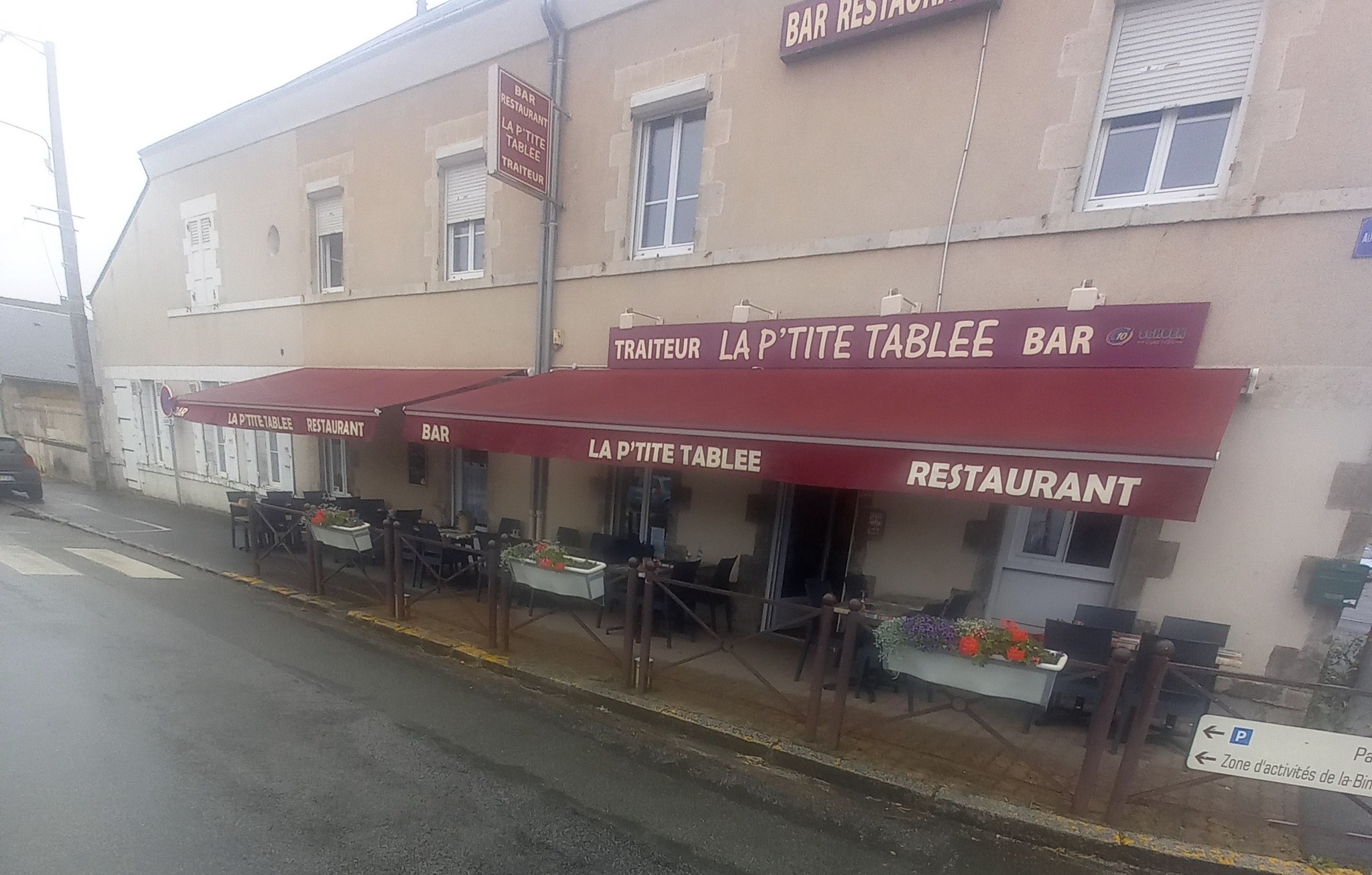 Bar - Restaurant traditionnel du midi - Pizzeria – Traiteur - cause retraite.

 
En activité depuis 11 ans, à 20 minutes d’Orléans, cet établissement est situé dans le village de Fay-aux-Loges, labellisé Loir'étape. Le village est traversé par le canal d’Orléans, et est idéalement situé entre la Forêt d’Orléans et le Val de Loire et sur l'itinéraire de "La Loire à vélo". 

Situé au cœur de la commune, sur un axe routier passant, le restaurant bénéficie d’une clientèle locale, d’affaires et touristique.

 Ouvert dès 6h30 le matin, il propose les cafés et petits déjeuners si le coeur vous en dit ; le service du midi, du lundi au vendredi (rythme de travail confortable, avec une marge de progression). Service traiteur sur réservation pour les associations.  L'établissement est également ouvert tous les 15 jours pour les pizzas maison ainsi que les Samedis midis. Samedis soirs et Dimanches sur réservation.  Il propose un service traiteur le week-end. 

 Cet établissement  est doté d’une salle de restaurant de 100 couverts (refaite en 2023), d’une salle de bar de 18 couverts (+comptoir), et d’une terrasse de 35 places (couverte - équipée de stores bannes électriques neuf). Sa cuisine de 80 m2 est fonctionnelle, le matériel professionnel a été renouvelé en 2024. Pas de travaux, ni d’investissements à prévoir.

Ses salariés : 1 chef cuisinier - 2 serveurs, 1 apprenti.

 Bail 3/6/9 renouvelé en 2024 – loyer 1800 € net / comprenant un logement de 104 m2 de type f4.

CA 2024 : 330 000 €.

 Prix de vente 220 000 €