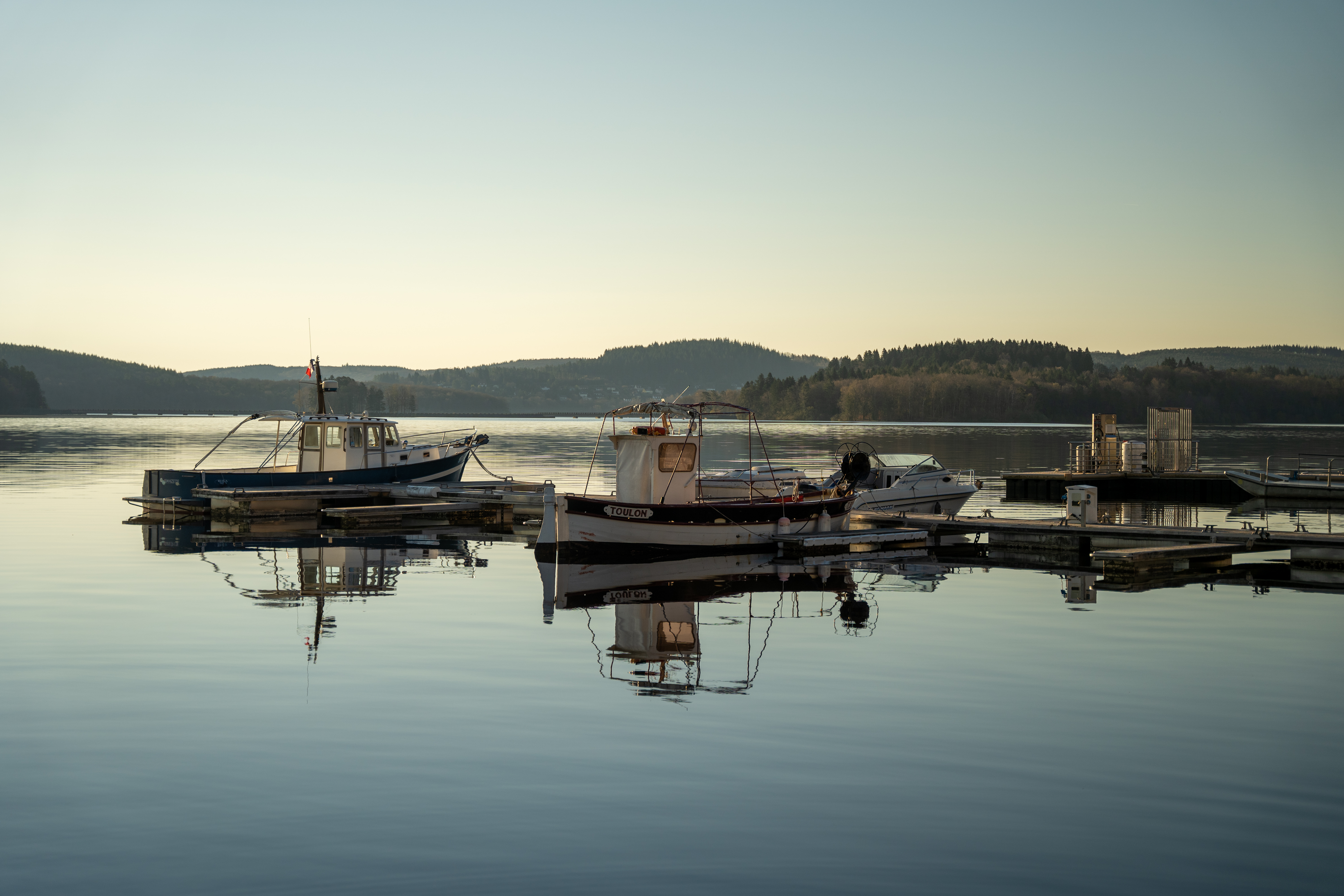 La Région Nouvelle-Aquitaine lance un Appel à Manifestation d’Intérêt, à la recherche d'un professionnel pour l’exploitation d’un café-restaurant situé au sein du château de l’île du Lac de Vassivière. 

Localisation :  

Le site se trouve au niveau de Lac de Vassivière, situé à cheval sur les départements de la Creuse et de la Haute-Vienne. L’île de Vassivière, d’une superficie totale de 70 hectares, participe au rayonnement d’un lac touristique attirant jusqu’à 200 000 personnes pendant l’été. Le château, dont l’usage est séparé entre le café/restaurant et une résidence d’artistes, est d’une surface totale de 720 m².

Accessibilité : 

Le site se trouve sur l'axe Limoges-Clermont-Ferrand et est accessible :

- Par la route : A20/Limoges, puis sortie 35 directions Eymoutiers ; à Eymoutiers suivre Beaumont-du-Lac, lac de Vassivière, île de Vassivière ;
- Par train : correspondance à Limoges pour Eymoutiers / lac de Vassivière ;
- Par avion : à partir de l'aéroport international de Limoges.

Caractéristiques du bien : 

Au titre de cette exploitation, la Région Nouvelle-Aquitaine met à disposition un local de 140 m² réparti comme suit :
-Salle de restauration et bar pour 40 personnes, 82 m²
-WC, 5 m²
-Cuisine aménagée, 29 m²
-Réserve, 13 m²
-Vestiaire, 4 m²
-Circulation entre cuisine et réserve, 7 m²

Pour l’exercice de son activité, l’occupant est autorisé à installer une terrasse extérieure sur l’espace stabilisé circonscrit à l’avant du restaurant, face au lac.
Du matériel de cuisine et mobilier sera mis à disposition du délégataire.