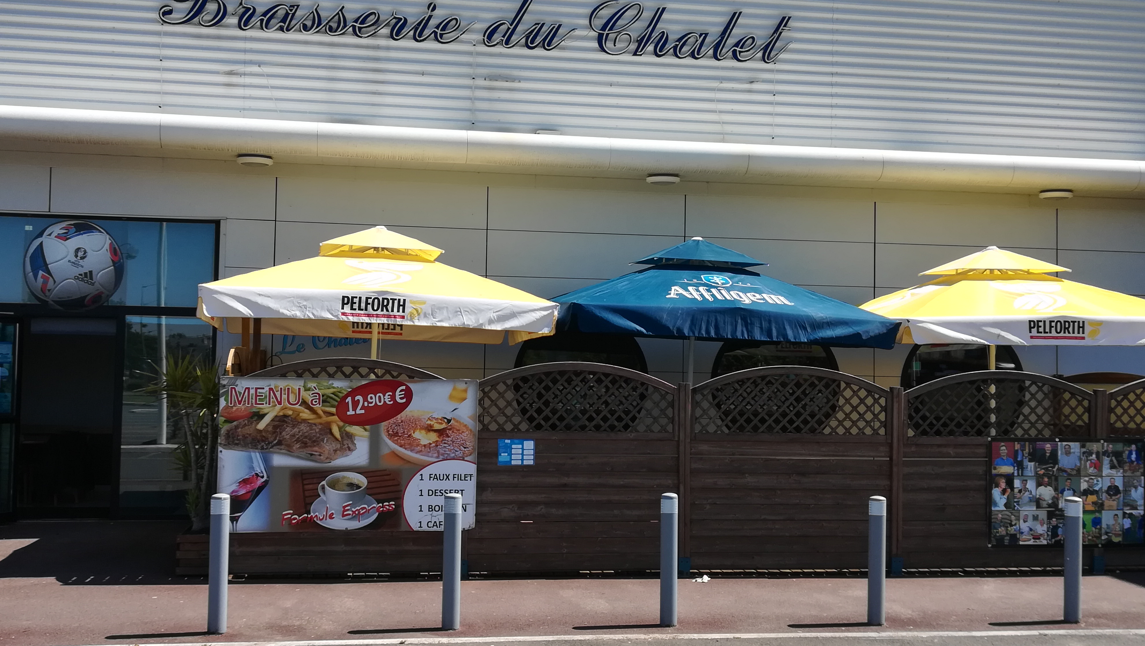 BAR BRASSERIE DANS GALERIE MARCHANDE D'INTERMARCHE LAMBALLE
AFFAIRE DE JOUR 
OUVERT DE 8H A 19 HEURES DU LUNDI AU SAMEDI 
FERMER LES DIMANCHES ET JOURS FERIEES 
POSSIBILITER DE FERME POUR VACANCES 
LOYER MODERER POUR UNE GRANDE SURFACE 
POSSIBILITE D'AGRANDISSEMENT 
POUR LE MOMENT 120 M2 
PLUS TERRASSE DE 60 M2