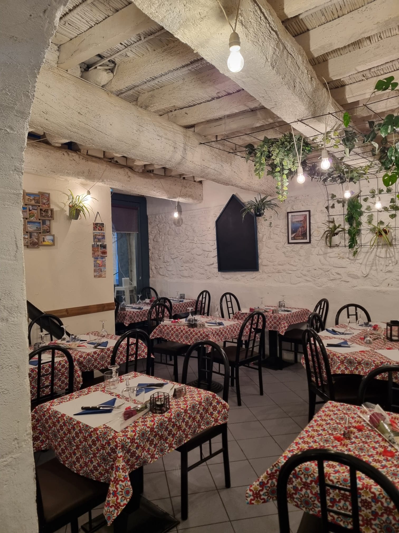 Opportunité Unique dans les Pyrénées-Orientales : Restaurant Pizzeria avec Logement, à deux pas des Plages !

Saisissez l'opportunité de reprendre un charmant Restaurant Pizzeria avec Licence IV en location et logement de fonction idéalement situé dans un village dynamique du Vallespir, à seulement 5 minutes des plages prisées du littoral des Pyrénées-Orientales.

Niché sur une agréable place piétonne à forte affluence, cet établissement bénéficie d'une activité à l'année, avec un service midi et soir. Imaginez : des déjeuners ensoleillés et des dîners conviviaux, 6 jours sur 7 (fermeture le lundi et mardi midi).

Laissez-vous séduire par ses espaces accueillants :

Deux salles intérieures chaleureuses pouvant accueillir jusqu'à 40 couverts. Une véranda lumineuse de 35 places, idéale en toute saison. Une terrasse extérieure ensoleillée de 100 places, parfaite pour profiter de l'ambiance estivale. Un coin bar convivial pour des moments de détente. Avec une superficie de 70 m² et une vitrine linéaire de 10 mètres, la visibilité est optimale. Le chiffre d'affaires se répartit harmonieusement entre la restauration (70%), la vente à emporter de pizzas (10%) et la limonade (20%).

Dynamisez votre activité grâce aux soirées à thème du vendredi soir, mettant à l'honneur une savoureuse cuisine italienne, fidélisant ainsi une clientèle locale et touristique.

LICENCE IV en location

Profitez d'un ticket moyen attractif :
 
Hors saison : 15€ le midi et 25-30€ le soir. Haute saison : 22€ le midi et 35€ le soir. L'équipe en place est compétente et motivée, comprenant l'exploitante actuelle en cuisine, un cuisinier en CDI et 3 CDD saisonniers au service.

Un bail commercial neuf vous sera octroyé lors de la cession, avec un loyer annuel de 19 200€ incluant le logement de fonction de type T3 et un garage Indépendant de 35m² pour le stockage et les deux chambres froides.  Un avantage considérable !

Chiffre d'Affaires 2024 : 355000€ Prix de vente du fonds de commerce : 240 000€

Opportunité rare : Possibilité d'acquérir les murs pour 290 000€ supplémentaires.

Cession cause problème de santé.

N'attendez plus pour donner un nouvel élan à votre projet de restauration dans un cadre de vie privilégié !