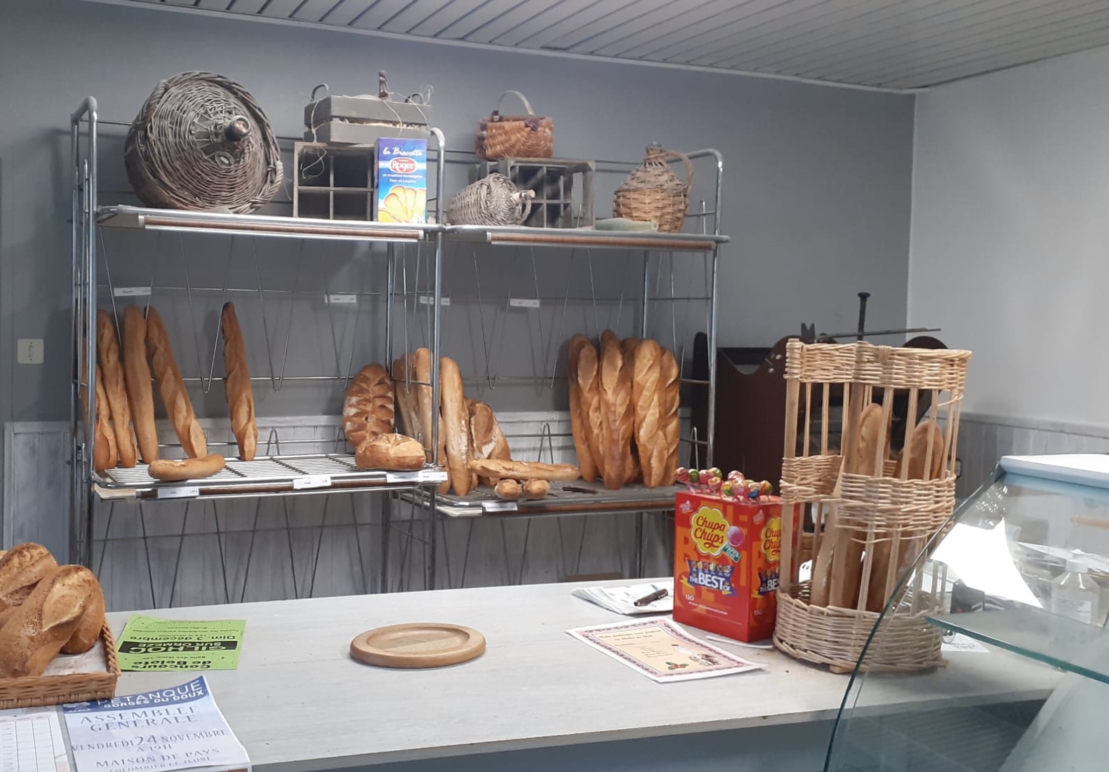 Situé au cœur du village très dynamique de Colombier le Jeune qui compte environ 600 habitants, la boulangerie est entourée des nombreux commerces du village (boucherie, épicerie, bar/tabac, restaurant, garagiste, infirmière, esthéticienne, coiffeuse, ostéopathe).

Le magasin à entièrement été refait en octobre 2020 (carrelage, peinture, rideaux, vitrine, porte) et dispose également d'une trancheuse, vitrines froides (une positive et une négative).

Concernant le fournil, le four à pain a été changé en février 2013, et le reste du matériel est en très bon état puisqu'il est révisé chaque année (pétrins, diviseuse, façonneuse, repose pâtons, chambre de pousse, laminoir, etc).

Le loyer de la boulangerie est attractif.

Entreprise idéale pour un couple.