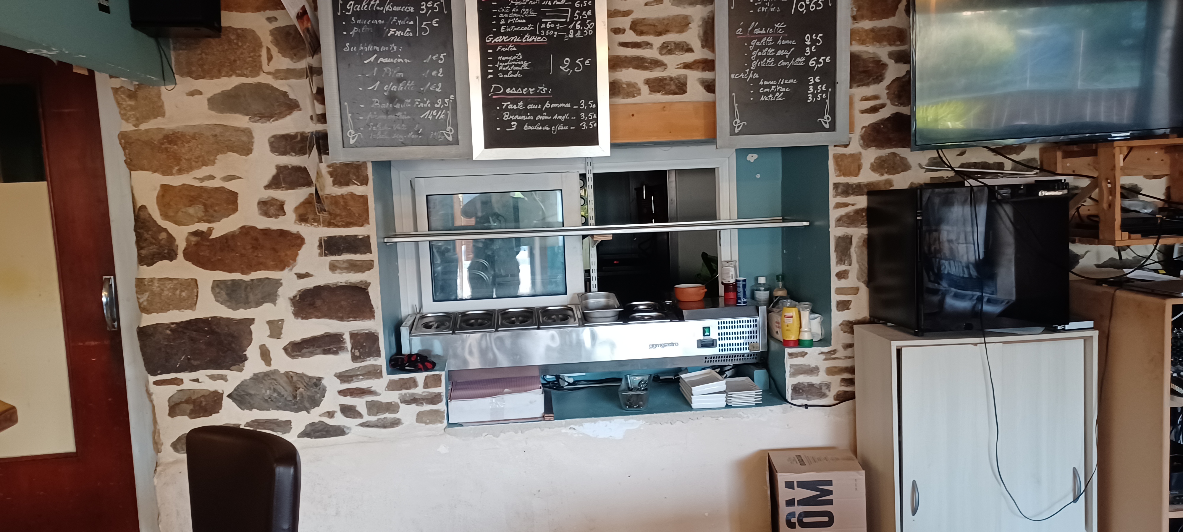 Vous rêvez de reprendre un commerce dynamique dans un cadre convivial et chaleureux ? Cette opportunité est faite pour vous !

Situé dans une petite ville à proximité de Lamballe, ce bar épicerie avec licence IV offre un vrai service de proximité apprécié des habitants. En plus de l'activité de bar, vous profiterez d'une épicerie bien achalandée et d'une possibilité de restauration, idéale pour développer encore plus le chiffre d'affaires.

Les points forts :

Emplacement stratégique dans un secteur calme et touristique.
Clientèle fidèle et régulière.
Potentiel de développement (restauration, animations, etc.).
Locaux bien entretenus et prêts à l'emploi.
Terrasse extérieure 

Ce fonds de commerce est une véritable opportunité pour un couple ou un entrepreneur souhaitant diversifier les activités dans une petite ville dynamique.


Pour plus de renseignements ou pour découvrir ce bien, n'hésitez pas à me contacter. Une vidéo de présentation est disponible pour une première visite virtuelle.