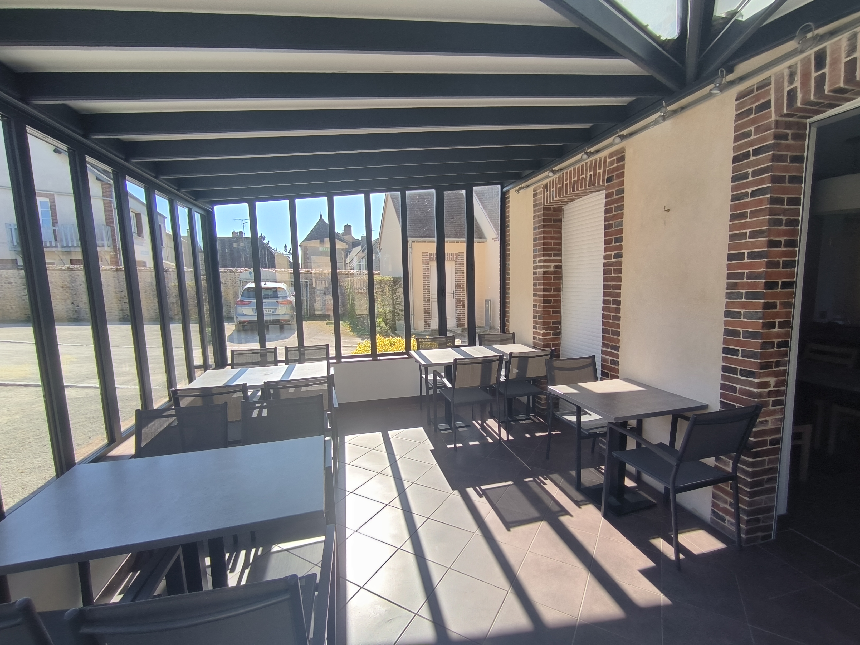 Appel à repreneur​ - Ouverture d'un café restaurant multiservice - commune de Boissy-Les-Perche, Eure-et-Loir (28)

La commune :
Située dans le département d’Eure-et-Loir, à la frontière de la Normandie, la commune de Boissy-les-Perche bénéficie d’un cadre rural paisible et d’un environnement naturel préservé. Elle compte environ 600 habitants et attire également une population de résidents secondaires et de visiteurs en quête de tranquillité. La commune dispose des services essentiels et est bien ancrée dans un tissu local actif. Elle est entourée de villages dynamiques et se trouve à proximité de centres plus importants comme Verneuil d’Avre et d’Iton (15 min) ou Dreux (30 min). Le commerce à reprendre est idéalement situé au cœur du bourg. Il combine les activités de bar, restaurant et multiservices (épicerie de dépannage, relais poste, point presse, etc.), avec un fort potentiel de développement. C’est un lieu de vie et de convivialité très apprécié des habitants et indispensable au dynamisme local. La municipalité est mobilisée pour soutenir ce projet de reprise et accompagner le repreneur dans son installation. Plusieurs dispositifs d’aides et de conseils peuvent être envisagés selon le profil du porteur de projet.

Activités déployées : bar, restauration, chambre d’hôte (3) petite épicerie, dépôt de pain, animations.

Le local :
● En bon état​
● Tout équipé​
● Superficie : 135m² + terrasse​
● Stationnement à proximité​

Contrat proposé : rachat équipement et matériel + location - bail commercial 3-6-9 (local, matériel, Licence IV).

Aspects financiers :
● Apport financier pour équipement local, stocks et trésorerie à prévoir​
● Ensemble gros équipements cuisine + petits matériels ​
● 18 660 € HT​
● Loyer TTC : 500€

Profil de gérant recherché :
● Vous possédez des vraies qualités de commerçant et une vive volonté d’entreprendre. ​
● Vous souhaitez vous engager en faveur de la ruralité et en comprenez les enjeux. ​
● Vous justifiez d’une expérience significative dans le secteur de la restauration et du commerce et maitrisez les techniques culinaires essentielles, ainsi que les normes d’hygiène et de sécurité.​
● Vous avez des bases solides en gestion et faites preuve de rigueur et d’organisation.