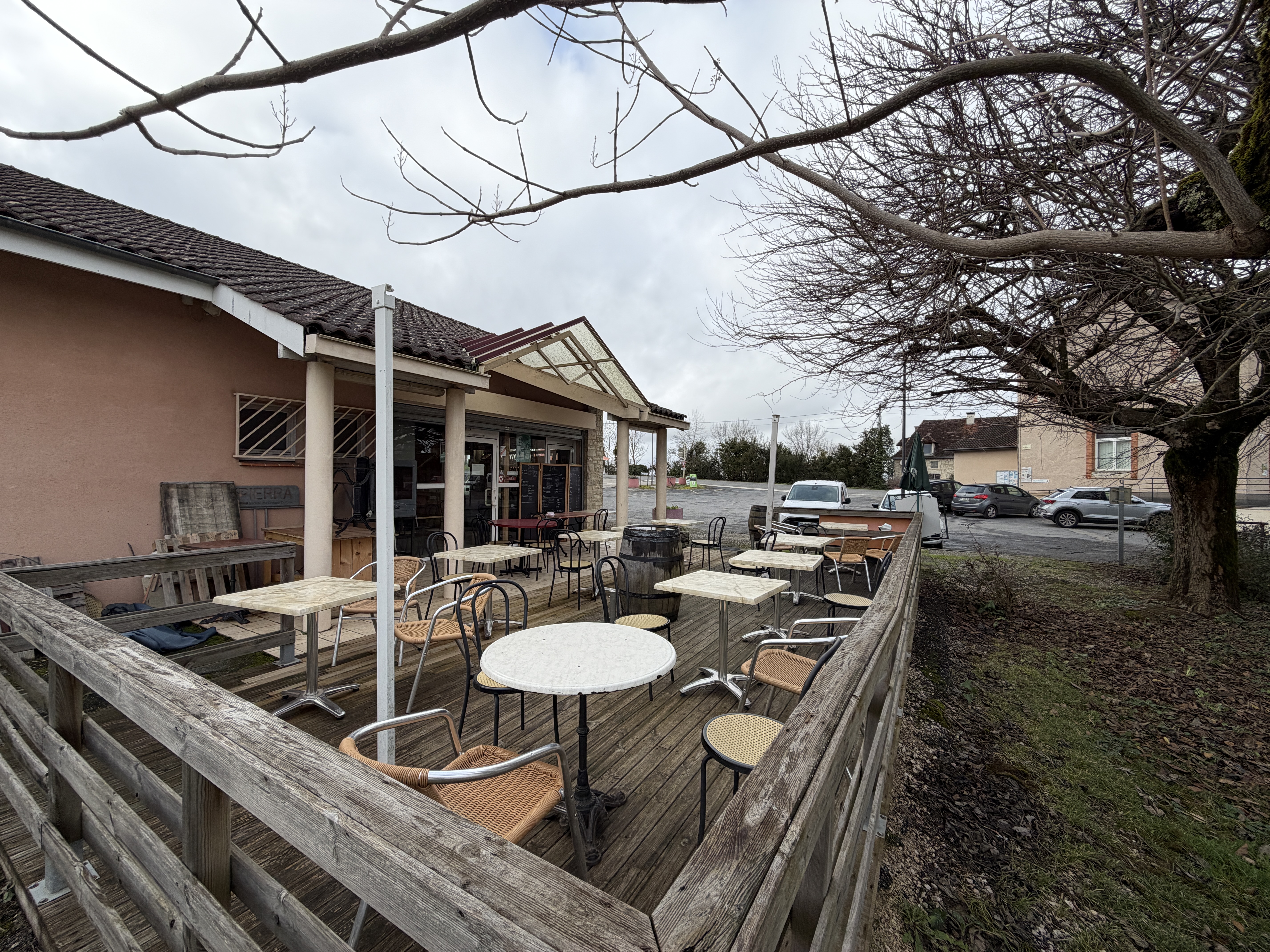 Au cœur d’un village vivant du Lot, Le Cinfeuil est une épicerie-bar-snack de proximité pleinement fonctionnelle, véritable lieu de vie local, aujourd’hui proposée à la reprise.

Le commerce est situé à Saint-Pierre-Lafeuille, sur un axe routier stratégique et très fréquenté : la D820, anciennement route nationale N20, reliant directement la sortie nord de l’autoroute A20 à Cahors.
Cet emplacement offre une excellente visibilité ainsi qu’un flux régulier de clientèle locale et de passage.

Les locaux appartiennent à la mairie, assurant un cadre stable et pérenne, avec un loyer modéré de 700 € / mois.

Activités en place

Le commerce fonctionne actuellement avec :

Épicerie de proximité (produits du quotidien et dépannage)

Bar convivial, point de rencontre du village

Snack / petite restauration

Dépôt de pain

Vente de produits locaux

Conditions de cession

Vente du fonds de commerce

Prix : 90 000 € + stock, hors frais de notaire

Locaux communaux – loyer mensuel : 700 €

Ce commerce conviendra parfaitement à un couple ou à une personne souhaitant :

S’installer durablement en milieu rural

Reprendre une activité existante, saine et reconnue

Bénéficier d’un emplacement stratégique sur un axe très passant

Allier commerce, lien social et qualité de vie

Une opportunité rare pour un projet de vie et d’entreprise en milieu rural, avec une activité complète déjà en place et un emplacement privilégié.

Renseignements complémentaires sur demande.
