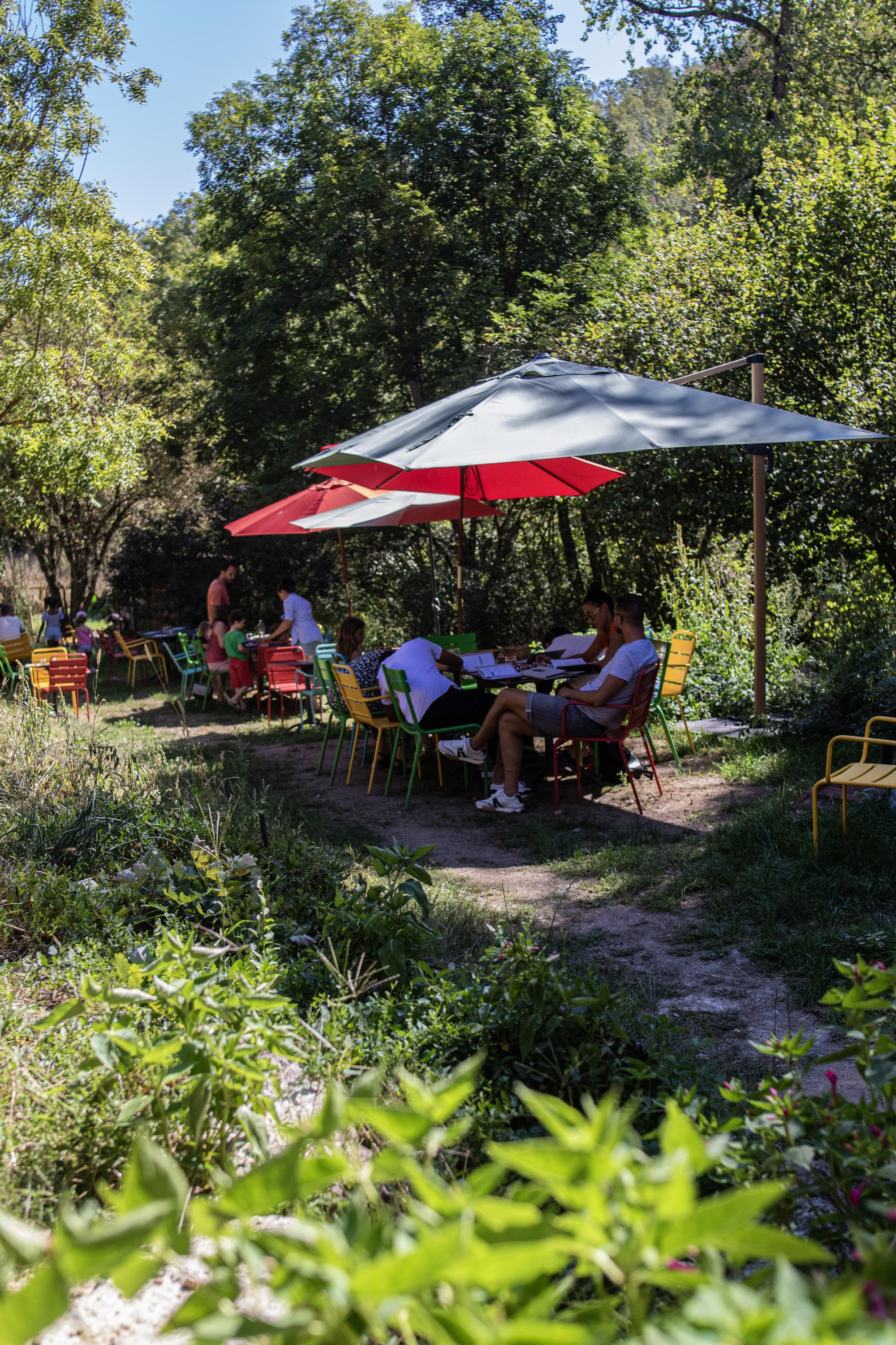 Auberge de la Valette , Salvizinet (Loire, 42) 
A louer (bail commercial) : restaurant - auberge à fort potentiel (300 m²), entièrement rénové, à proximité de Feurs - Loyer 1 750€HT (incluant licence IV)

A Salvizinet, petit village de 625 habitants, situé à 5 km (10 min) de Feurs, l’Auberge de la Valette est une véritable institution, avec ses 150 ans d’existence. Elle dispose d’une histoire ancrée sur son territoire, d’une renommée et d’une clientèle fidèle particulièrement attachée à ce lieu, aux figures locales l’ayant exploité et à son identité d’auberge. 

L’auberge est excentrée du centre-bourg mais bien indiquée, facilement accessible et à proximité immédiate de points d’intérêt : chemin de randonnée du monorail (randonnée de 25 km qui passe juste devant l’auberge), ruines de Donzy (2.3 km), chapelle romane de la Valette. 

Elle dispose d’une surface de 300m² au total avec 140 m² de restaurant (capacité de 70 à 80 couverts environ hors espaces extérieurs), un étage d’environ 50 m² (qui servait de bureaux / vestiaires), un sous-sol de 110m² et 3 000 m² de terrain (terrasse semi-couverte et jardins en bord de rivière et autres parcelles) offrant du potentiel.

Le bâtiment se compose de la manière suivante :
    • 3 salles de restauration, dont deux grandes salles permettant aux grands groupes de bénéficier d'intimité dans le restaurant.
    • Une grande cuisine (32 m²) ouverte sur le bar et sur l’une des salles de restauration
    • Une réserve 
    • A l’étage, un dégagement desservant deux pièces ainsi qu’un WC et une salle de douche. 
    • Deux greniers, deux garages et deux caves. 

La coopérative Villages Vivants - propriétaire des murs - a acquis le bâtiment en novembre 2022 et l’auberge a été rénovée et mise aux normes en 2023 ; ​les travaux ont permis de retrouver l'essence de ce bâtiment en pisé et pierres en lui apportant une touche de modernité et de confort.
 
Villages Vivants est une coopérative immobilière rurale et solidaire qui  rassemble des citoyens, entreprises et collectivités qui s'engagent avec leur épargne pour acheter, rénover et louer des locaux, de préférence à des entreprises de l'économie sociale et solidaire dans les territoires ruraux. En tant que propriétaire, Villages Vivants entend bâtir une relation de coopération solide et durable avec ses locataires pour créer des biens communs au service de la dynamisation des territoires ruraux. 

Les facteurs clés du projet :
Une cuisine et une offre adaptées aux attentes d’une clientèle exigeante et fidèle ayant eu l’habitude de fréquenter l’auberge lorsqu’elle proposait une cuisine traditionnelle d’auberge, copieuse avec un bon rapport qualité prix. 

L’emplacement renforce la nécessité d’avoir une offre spécifique, attractive, qui suscite l’envie de s’y déplacer. 

Réelle opportunité de développer une offre pour les groupes avec de grandes salles et des extérieurs propices à la privatisation.

En complément de l’activité de restauration, le lieu offre un potentiel de diversification : bar (licence IV), événementiels, privatisations, etc.


Modalités de reprise 

Signature d’un bail commercial avec Villages Vivants, incluant la licence IV. 

Le/la/les futur.e.s repreneur.ses devront prévoir d’investir afin de reconstituer l’ensemble du matériel (matériel de cuisine, chambre froide, mobilier…) et le stock. 

Loyer mensuel plein (y compris location de la licence IV) estimé à environ 1 750 € HT, avec des conditions financières favorables et adaptées à la reprise de l’activité envisageables : mise en place d’un loyer progressif (période et progressivité à définir) et d’une éventuelle saisonnalité de loyer 

A prévoir en plus, refacturation de la taxe foncière : 577 € en 2024.

Possibilité de revendre la licence IV au locataire à l’issue de la première période triennale (bail 3/6/9).

Une visite des lieux sera prévue le jeudi 15 janvier 2026. En cas d’intérêt pour la visite, merci de nous communiquer vos coordonnées pour transmission des modalités précises. Des visites complémentaires pourraient être planifiées selon les besoins avant ou après cette date.