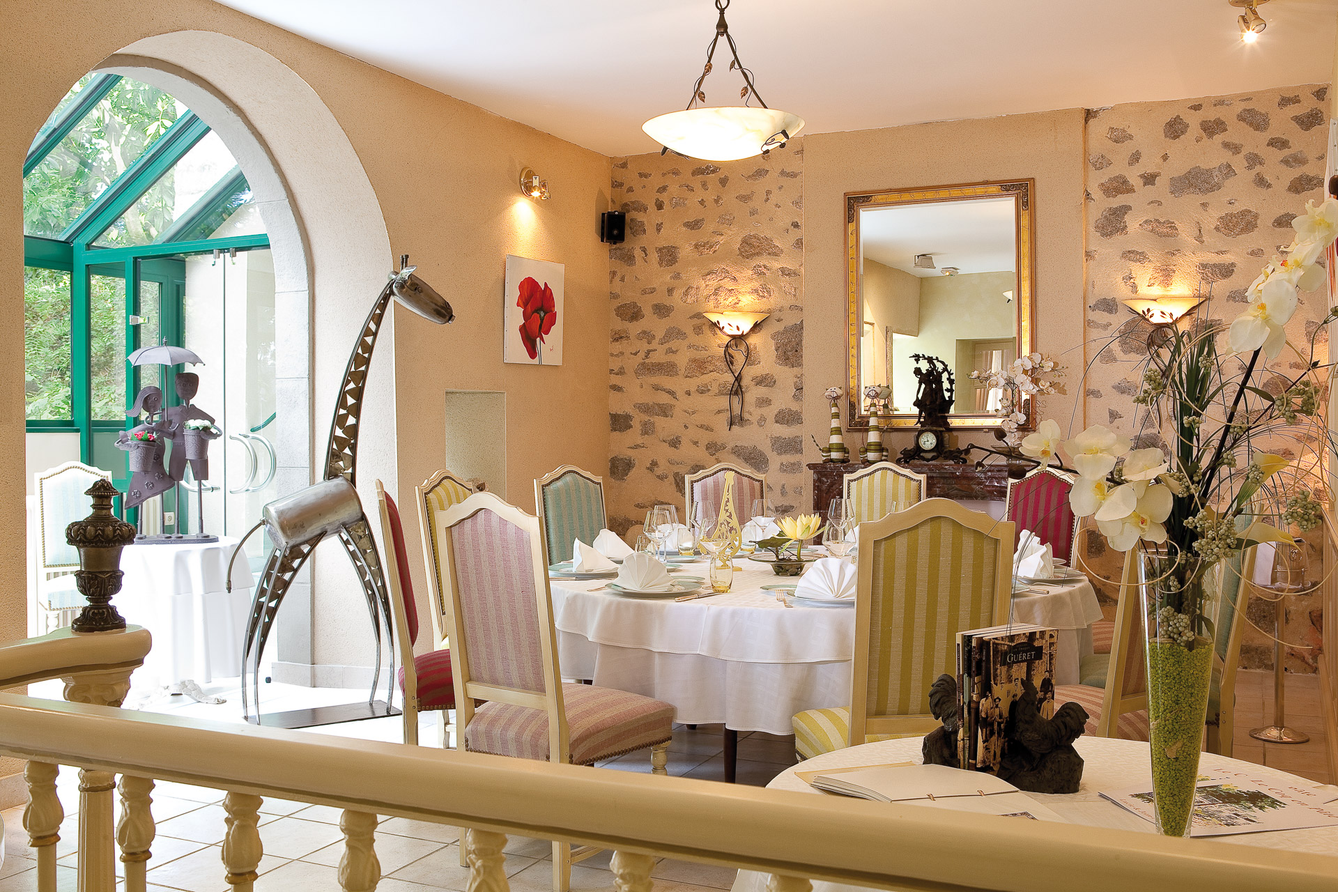Dans un calme absolu avec une vue exceptionnelle sur la vallée de la Creuse, ce restaurant gastronomique est abrité dans une ancienne maison de maître du XIXe qui domine un parc arboré au cœur de la ville. Cette propriété profite d'un environnement sauvage où chaque convive trouvera, en toute intimité, la communion avec la nature.

Elle se transforme en lieu festif et d'échange (mariages, réception, conférences, rencontres d'artistes …) avec sa grande salle de réception.

Le décor, l'accueil et le service sont en harmonie avec la cuisine raffinée et créative de Jean-François Rodallec. Concoctées à partir de produits du terroir, les assiettes sont copieuses et esthétiques. Le chef, d'origine bretonne, travaille les produits de la terre comme de la mer : homard du vivier flambé au whisky, filet de bœuf à la lie de vin... Les plats de la carte changent régulièrement, selon les arrivages et les saisons.
