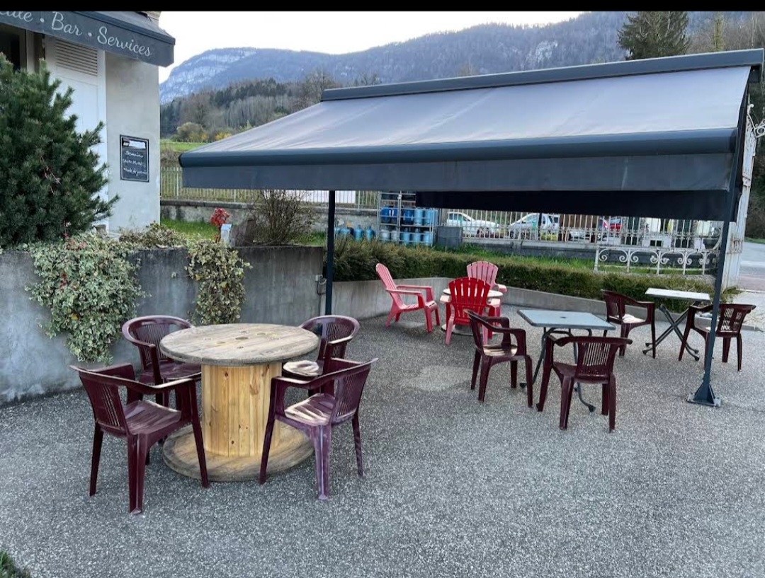 Vente d'un commerce multi-services, épicerie, bar (licence IV mise à disposition par la Mairie), Fdj, Dauphiné, gaz, Poste, dépôt pain, restauration (cuisine pro mise a disposition par la Mairie)...dans village savoyard de 600 habitants + villages alentours (proche lac d'Aiguebelette 6kms). 
Belle et grande terrasse, un local pour commerce éphémère est disponible.
Logement 159 m2 attenant au commerce de 100m2.
Bail 9 ans en cours.
Fdc 28000 €
Vente pour cause de changement.