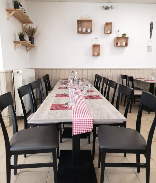 Cadre de vie : Etablissement situé au centre du village de Noailly (800 hab) à 14 km de Roanne, près de la Forêt départementale de Lespinasse et proche de la Côte roannaise. Grand parking à proximité. Route très fréquentée permettant de toucher une clientèle de passage. Proximité avec l'épicerie multiservices


Description de l'activité : Bar (licence IV), Restaurant
 

Description du local : Salle de bar équipé (38 m²) avec une belle terrasse ombragée (tendue) devant l'établissement, cuisine équipée 13 m² (four UNOX, cuisinière Ambassade, plonge inox, plancha fonte Ambassade, lave-vaisselle, ...), grande salle de restaurant (63 m²), cellier, cave, sanitaires.


Logement : Grand logement : au 1er étage (salle à manger, cuisine, buanderie, WC)

Prix : 19 900 €    et loyer 625 € HT / mois avec électricité

Aides financières : Accompagnement personnalisé des porteurs de projets par les services de Roannais Agglomération. Possibilité d'accompagnement du conjoint. Aides à l'investissement (30 %) Région et Roannais Agglomération. Prêts d'honneur et garantie de prêts en lien avec Initiative Loire et Loire Active