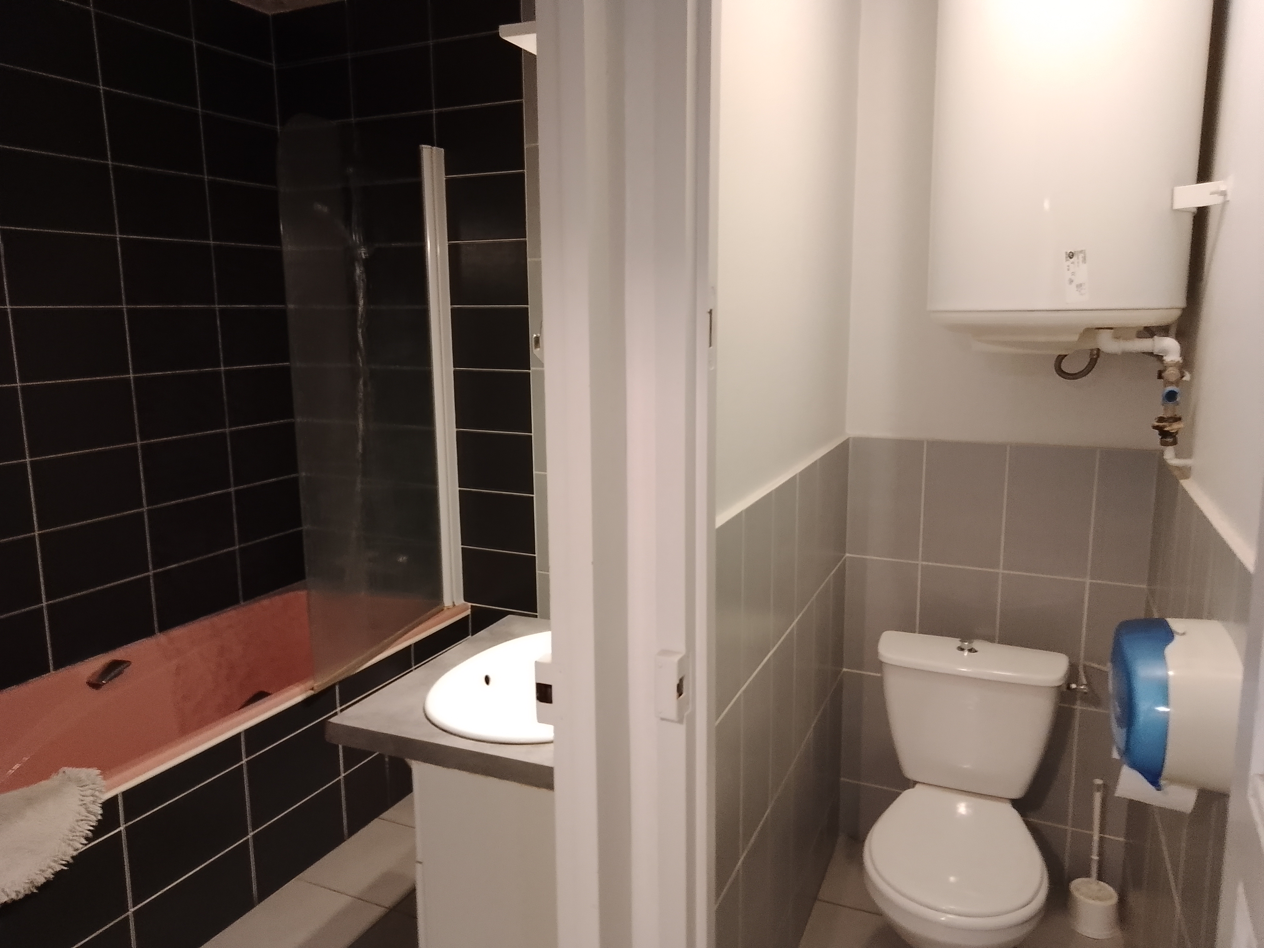 A vendre, cause retraite, fonds de commerce Appart-Hôtel (Hôtel Bureau) situé sur la commune de Veynes (HAUTES-ALPES 05400), village de 3200 habitants.

L'Hôtel (300m² + grenier de 220m²) comporte:
- 7 chambres rénovées (simples, doubles, familiales (jusqu'à 6 personnes)) avec coin kitchenette, salle d'eau, wc, tv, wifi...
- 1 T1 actuellement loué à l'année
- 1 salle de petit déjeuner
- plusieurs pièces annexes
Possibilité logement de fonction.

Seul Hôtel du village, donnant sur la place principale, près de la mairie.
Parking public devant l'établissement.
Commodités à proximité (gare SNCF, commerces...).

La clientèle est diversifiée:
- touristique (randonneurs, cyclistes, motards, skieurs, plan d'eau...)
- professionnelle (ouvriers...)
- familiale, sportive, culturelle...
L'Hôtel est ainsi ouvert toute l'année.

Affaire saine et renommée, bien entretenue, existant depuis de nombreuses années.
Actuellement exploitée par 1 personne.
Possibilité de développer l'affaire.

Bonne rentabilité, bon taux d'occupation.
CA 2022 = 85 408 €
Prix de vente du fonds de commerce = 80 000€ (Direct propriétaire, pas de frais d'agence)
Loyer des murs = 2 000€/mois

Plus de renseignements par tel au 06249886 et 82.
Agences et curieux, merci de s'abstenir.

Jérôme BARCELO