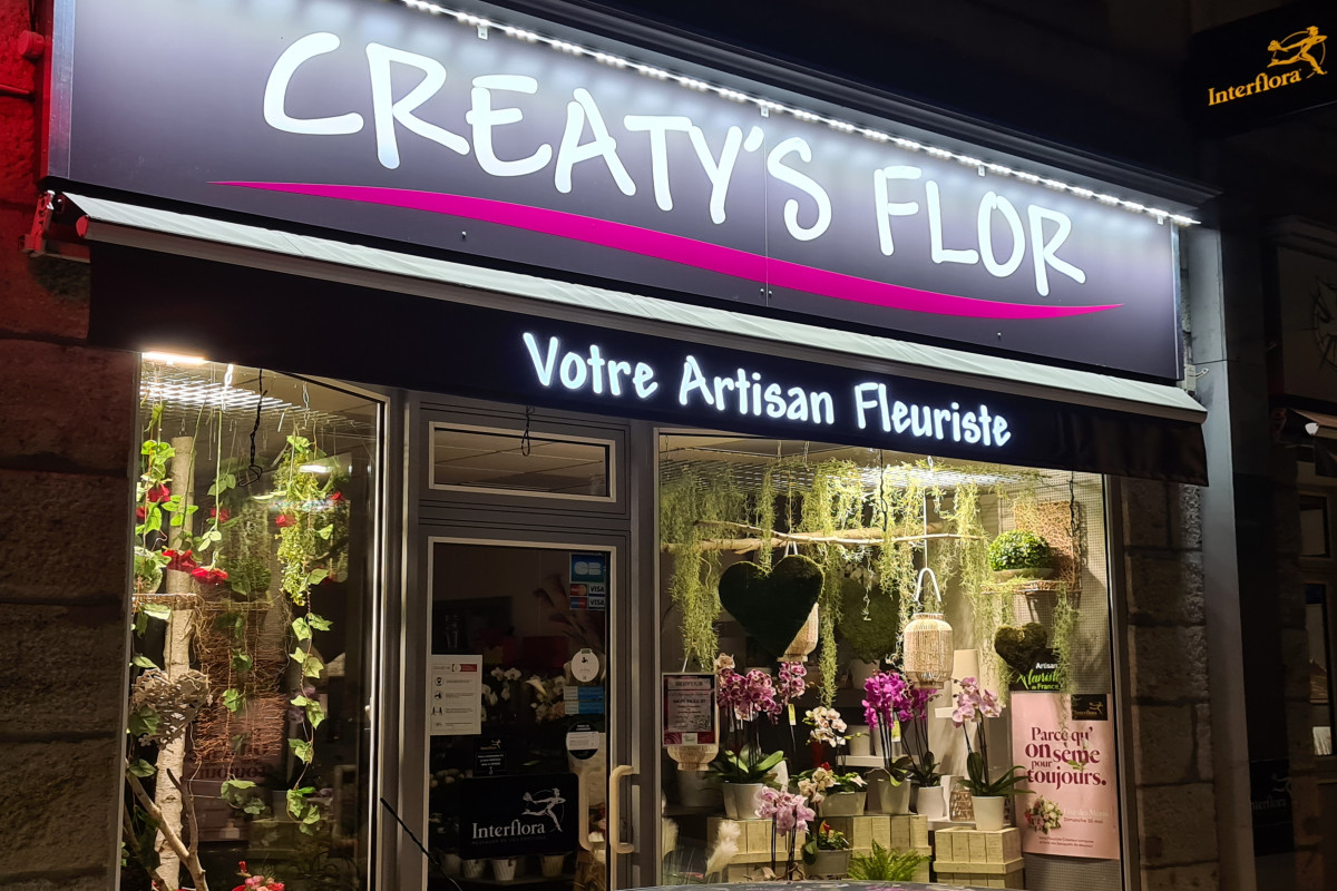 A vendre fonds de commerce fleuriste ,dans une jolie station thermale en Ardèche méridionale ,magasin spacieux, et lumineux , avec deux belles vitrines , situé à l'entrée de la rue commerçante, proche de l'église, la poste, Pompes funèbres ,Pharmacie, coiffeur, médecins ,crèche, restaurants. Boutique très agréable, qui ne nécessite aucun travaux, rénové en 2015, éclairage panneaux LED (intérieur et extérieur) tout récemment. Espace climatisé sur une surface de vente de 45 m2 +atelier de préparation et réserve. 
L'ensemble est très fonctionnel et bien entretenu .Parking gratuit à proximité, 2 arrêt-minute devant la boutique ,clientèle agréable et fidèle, depuis 30 ans ,(particuliers, entreprises ,mairies....).
Si vous êtes une ou un passionné de notre beau métier ,motivé et aimant le contact avec les clients, et si vous souhaitez continuer votre activité ,loin des grandes villes, proches des montagnes, dans un cadre verdoyant et plus serein ,vous pouvez me contacter pour tous renseignements complémentaires .Prix 49 800 euros à négocier raisonnablement Possibilité de vente du fonds pour toute autre activité, loyer 500 Eur HT + 50 EUR charges .Bail 3/6/9 ans . 
A l'étage, un appartement T4 de 100m2 avec véranda et jardin, est éventuellement disponible à la location.