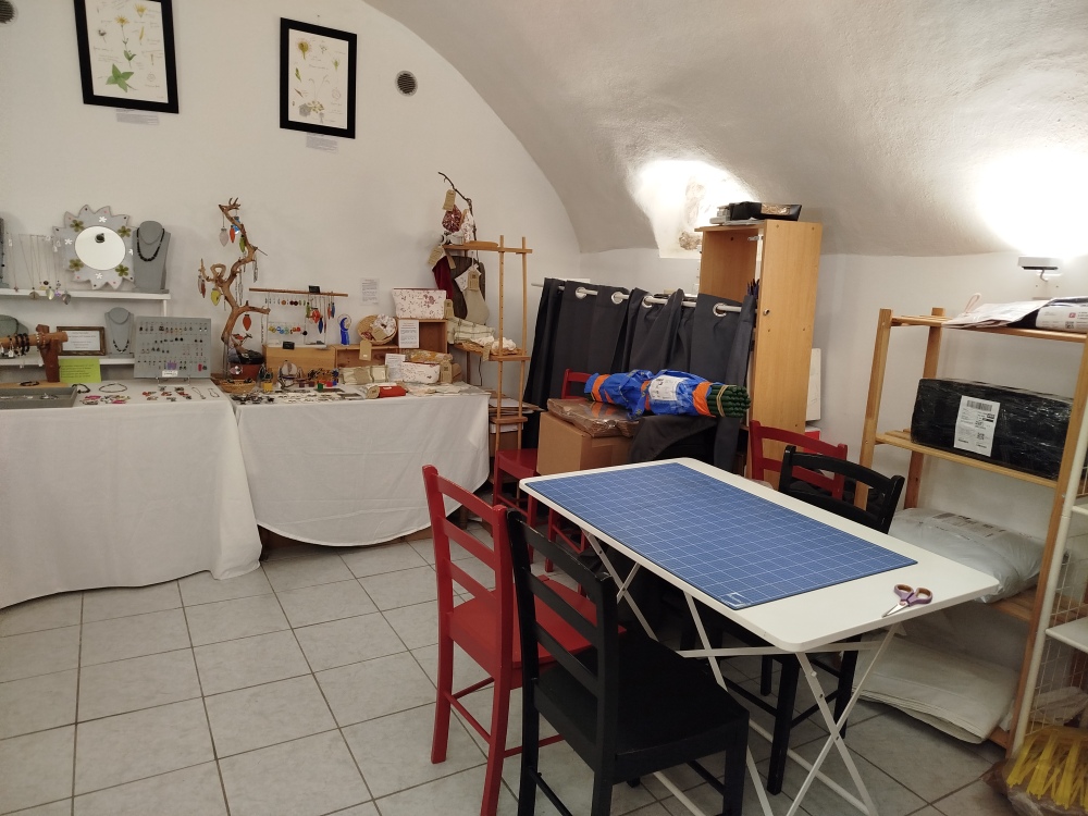 A vendre Fonds de commerce indépendant de jouets en bois / cadeau de naissance / jeux de societe / loisirs créatifs. 

Vente pour cause changement de projet professionnel de la cédante. 

Local situé en centre-bourg de la commune de Saint-Côme d’Olt, env. 1500 habitants, sur le passage du chemin de saint jacques au pied de l’Aubrac et en vallée du Lot, intérêt touristique et plus beau village de France.
Service de point relais

Boutique créée en juin 2011, elle s’est construite une clientèle fidèle, réputée pour ses produits originaux, son accueil et conseil à la clientèle, avec une très bonne fréquentation à la période de Noël et la période estivale.

La boutique dispose d’un site internet E-commerce
Loyer mensuel très correct. La surface de vente est de 50 m², La vitrine est de 5 m linéaires. Le local est partagé en 35 m² de surface de vente principale et 15 m² sur une seconde pièce au fond servant à des ateliers créatifs, à la démonstration des jeux, l’entreposage des colis (point relais) et une petite surface de vente actuellement utilisée pour des artisans locaux en dépôt-vente. Couloir fermé à la clientèle avec lavabo + pièce WC. 

Pas de salarié à reprendre, modèle économique actuel adapté à une seule personne.
Accompagnement/tuilage par la cédante possible.

Évolution possible en salon de thé / café – jeux avec petit travaux ou réaménagement à prévoir

Fonds de commerce (materiel + clientèle) à céder pour 5000 euros
Environ 10 à 15 000 euros de stock à reprendre