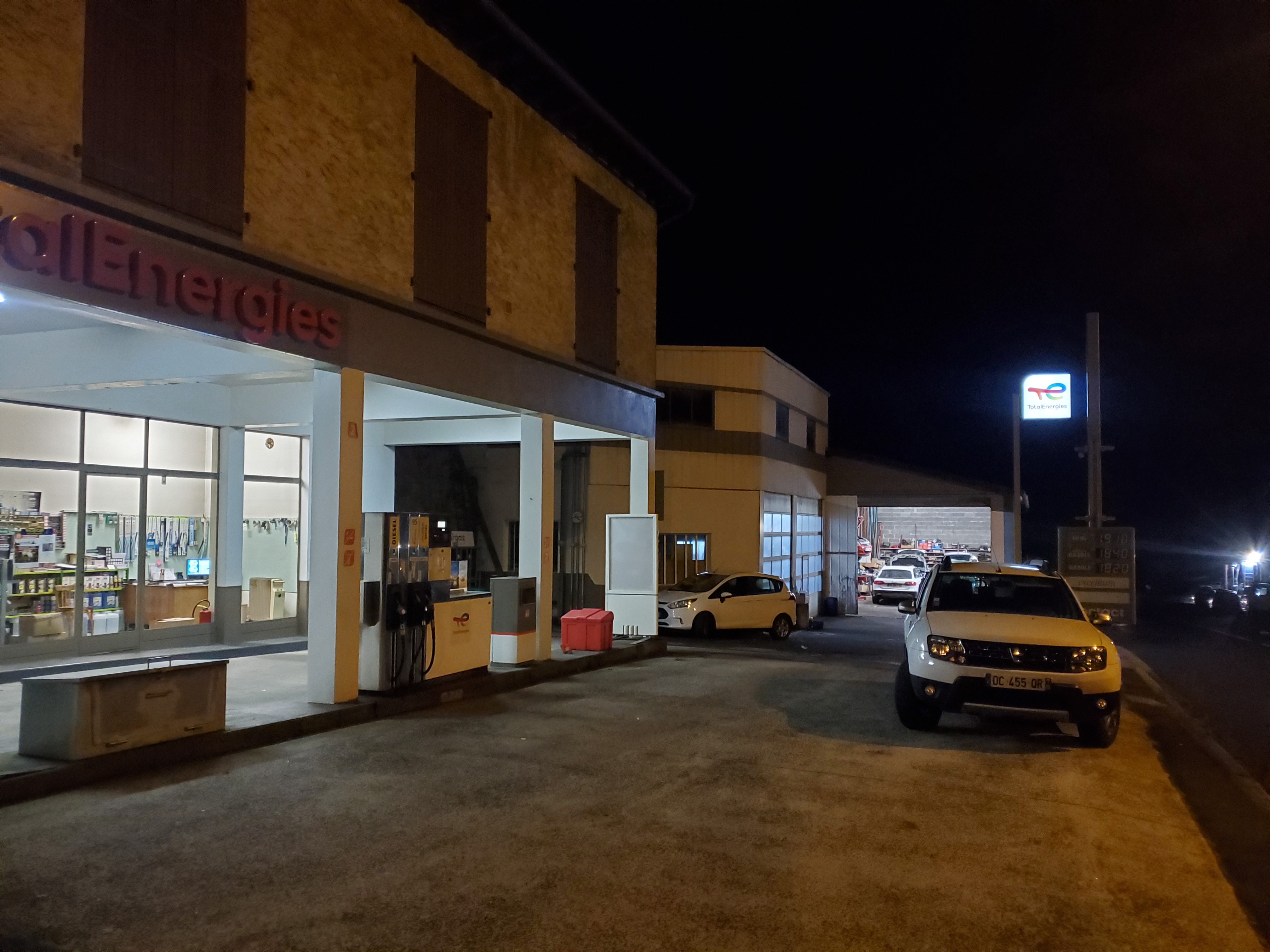 A vendre fond de commerce et mur 
D un  atelier réparation automobile de 300 m2 et fond de commerce d une station service , l ensemble pour une valeur de 350 000 euros .la station service est au norme et l atelier très bien équipé. Le chiffre d affaire est disponible à la demande et il y a une très très bonne rentabilité. Le tout situer à 10 min d aurillac en zone zrr qui permet pendant 5 ans des avantages fiscaux . Pour des renseignement supplémentaires me contacter