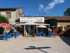 À vendre cause retraite 
Fonds de commerce d'un restaurant . Situé entre Auch et Toulouse, dans un petit village actif :Gimont 
Cuisine ouverte sur une salle, l'autre salle est une véranda. 80 places .
Prêt à vous aider pour vous lancer dans cette affaire.