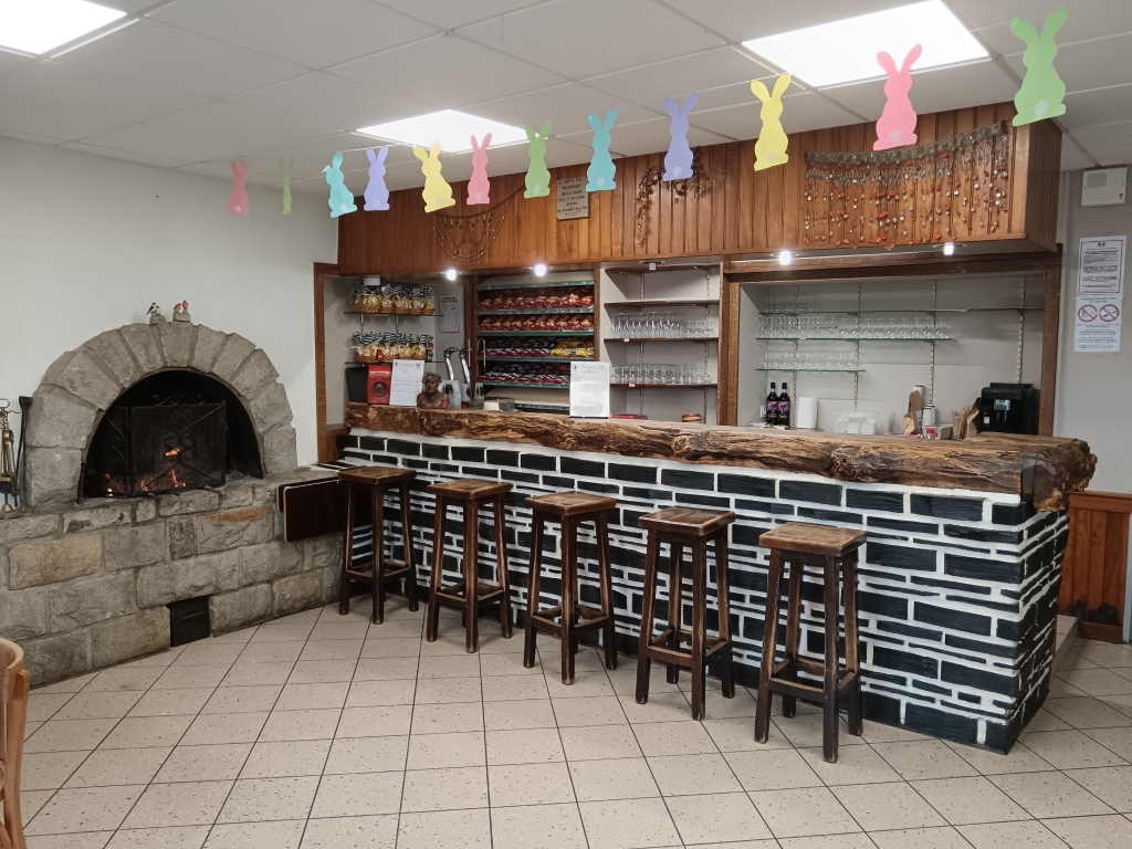 Location gérance d'un restaurant-bar-tabac.
Située idéalement au centre du bourg de Saint-Maugan (35), la "Fée Malgane" est un commerce multiservice de proximité qui bénéficie d'un emplacement stratégique et d'une clientèle fidèle. 
Ce commerce dispose d'une salle de restaurant accueillante (~30 couverts), d'un espace bar convivial, d'un comptoir tabac et d'une terrasse devant l'établissement. Le logement de type 4 (80m²) spacieux est situé juste au-dessus de l'établissement. 
Le loyer est de 600 € TTC/mois.
Réel potentiel de développement du chiffre d’affaires.
Possibilité de développer de l'activité traiteur ou évènementielle.
Date limite de réception des candidatures le 3 juillet 2026.
Contact: mairie - 14, rue du Morbihan - 35750 Saint Maugan
Téléphone: 02 99 09 99 25
courriel: mairie.saint-maugan@wanadoo.fr
site: http://www.saint-maugan.fr