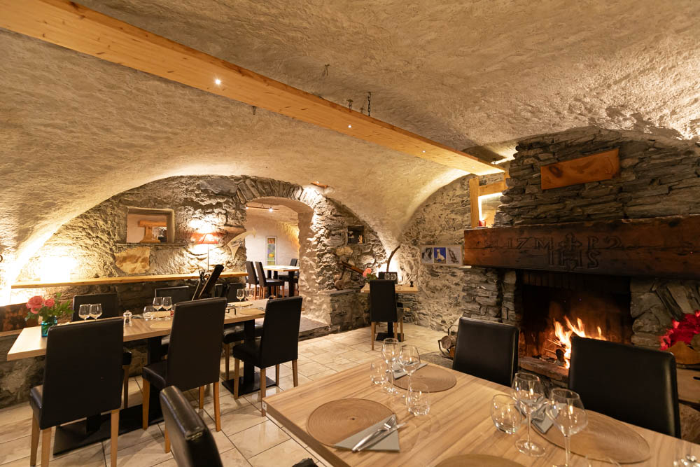 Situé au cœur du village authentique de Sollières-Sardières, sur la commune de Val-Cenis, ce restaurant / bar bénéficie d’une excellente réputation et d’une clientèle fidèle, à la fois locale et touristique.
L’établissement est installé dans une ancienne étable du XVIᵉ siècle entièrement rénovée, offrant un cadre rare et de caractère. Une superbe salle voûtée en pierre et une cheminée créent une atmosphère chaleureuse.

-Environ 50 couverts en salle
-Bar
-Cuisine professionnelle entièrement équipée
-Matériel et mobilier inclus - affaire clé en main

Appartement d’environ 90 m² inclus dans le bail destiné à l’exploitant.

Conditions :
-Prix du fonds de commerce : 80 000 €
-Loyer murs (restaurant + logement) : 2 300 € / mois


Affaire idéale pour couple de restaurateurs souhaitant s’installer dans un environnement de montagne dynamique avec un outil de travail prêt à exploiter.

Dossier et informations complémentaires sur demande.
