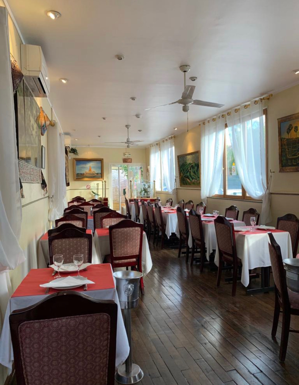 Ce restaurant est basé à Cergy Village dans la région parisienne et a été fondé en 1999. Il a su conquérir et fidéliser une clientèle familiale et business lui permettant de réaliser de très belles évolutions de chiffre d'affaires.
Il a aussi récemment été élu parmi les 10% meilleurs restaurants du monde selon
TripAdvisor. 

Aujourd’hui l’heure est à la passation et à la transmission pour que cette belle
aventure se poursuive après le départ à la retraite bien mérité du couple à l’origine de la création de ce restaurant au coeur de Cergy Village (95).

Serez-vous alors prêt à vous lancer dans une nouvelle et très belle aventure ?
Ce fonds de commerce de 93m2 à Port-Cergy (95) se trouve dans un cadre exceptionnel près d'un étang (https://cergy-pontoise.iledeloisirs.fr/) très fréquenté par une clientèle professionnelle et familiale :
- Ouverture 7 jour sur 7 possible car quartier très fréquenté
- Le loyer est très abordable
- Capacité de 40+ places assises à l'intérieur et 8 places à l'extérieur
- Cuisine en très bon état et bien équipé avec plusieurs plaques de cuisson,
congélateur, réfrigérateur, et espace pour rangement. 
Idéal pour tout type de restauration.