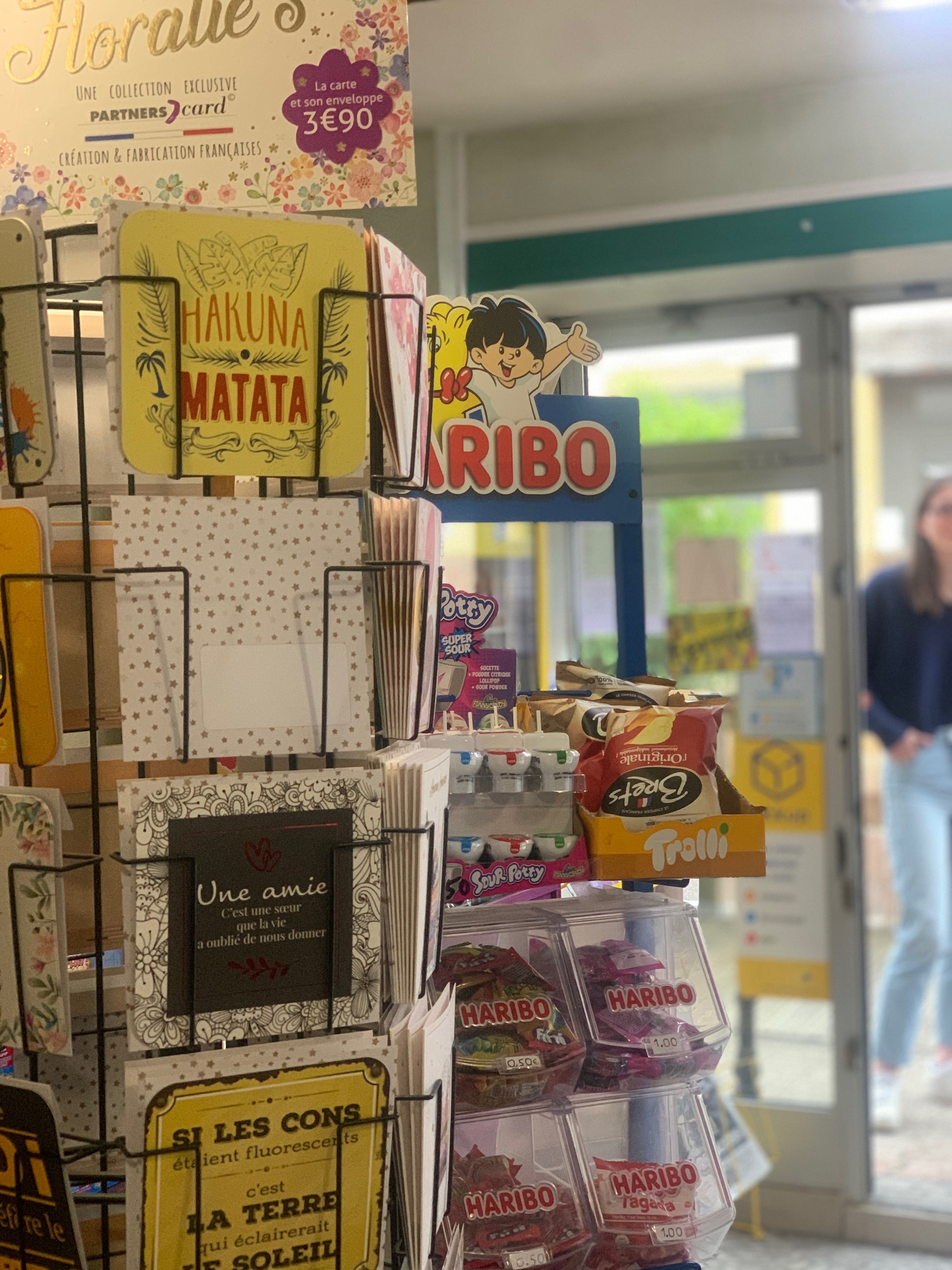 À VENDRE – BAR TABAC PRESSE LOTO RELAIS COLIS / AVEC POSSIBILITÉ SNACK – DANS UNE CITE DE CARACTERE (42).  
Emplacement privilégié dans la couronne d’un village classé parmi les 100 plus beaux détours de France. Cet établissement, situé dans une commune dynamique et très fréquentée par les touristes, bénéficie d’un excellent emplacement et d’une belle visibilité. 
Activité actuelle : Tabac-bar-loto-jeux-presse-relais Pickup. 
Proche des écoles (population étudiante importante), possibilité de développer l’activité snacking. L'agencement est fonctionnel, le matériel en place est de qualité et une cuisine attenante peut être équipée pour la petite restauration. Appartement  avec véranda à rénover, à disposition.
Loyer attractif : 490€ / mois. Terrasse (taxe annuelle 120€). 
Le village compte une centaine de commerces, ce qui constitue sans doute une sorte de record pour une ville de 3900 habitants.  Très beau marché hebdomadaire.  De nombreuses places de stationnement gratuites à proximité.  Ce commerce est parfait pour un repreneur seul ou un couple souhaitant s’installer dans un cadre de vie agréable. 
Belle affaire à visiter sans tarder. Possibilité d’accompagnement pour une continuité pérenne.