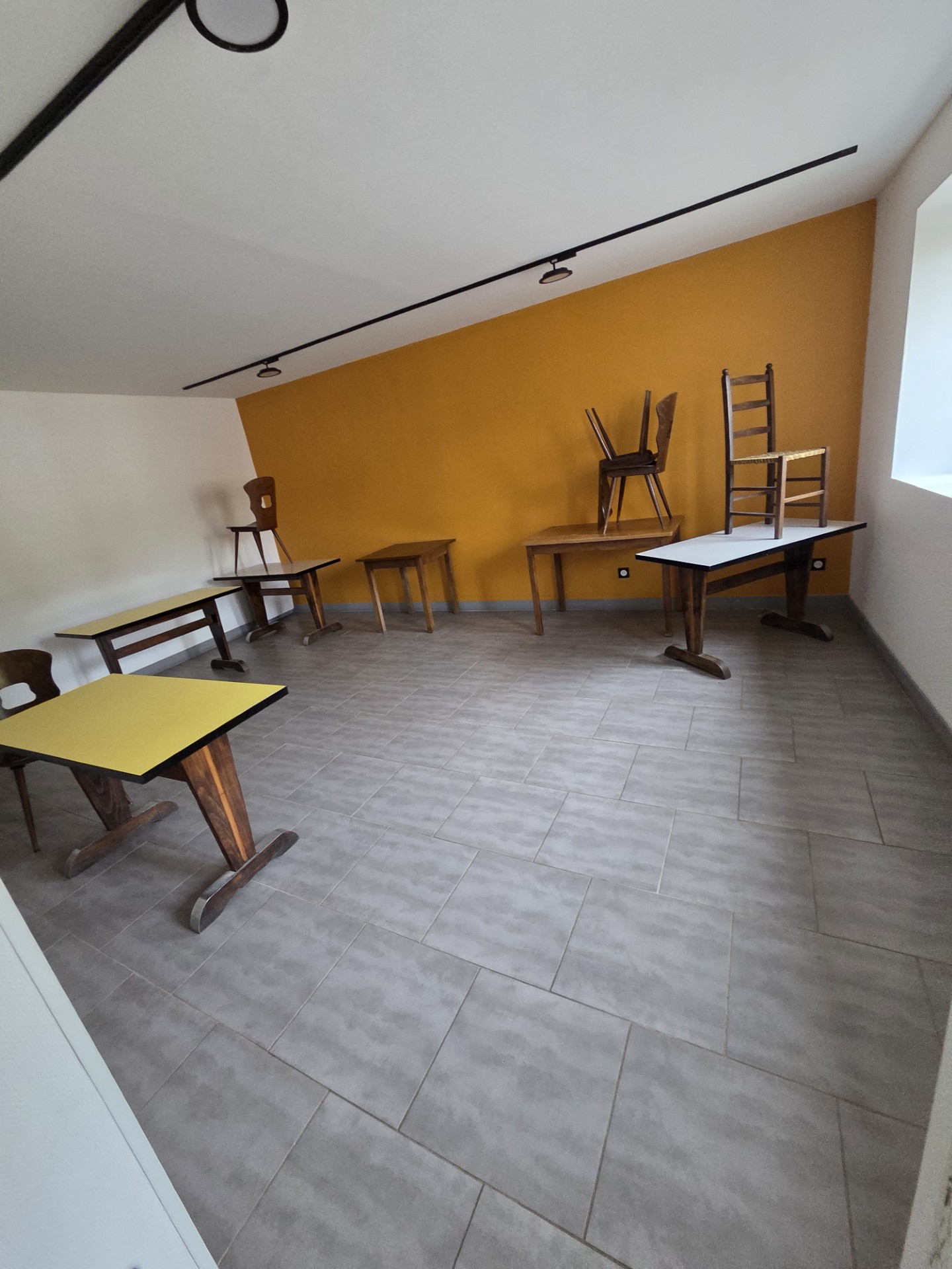 BAR-RESTAURANT À PRENDRE EN GÉRANCE – LÉRY (21440)
À saisir : bar-restaurant situé au cœur de la commune de Léry (21440), offrant une belle opportunité pour un professionnel souhaitant développer ou reprendre une activité de proximité dans un cadre convivial.

L’établissement bénéficie d’un emplacement au cœur du village et d’un environnement propice à une activité de bar et de restauration traditionnelle. Il constitue un lieu de rencontre pour les habitants de la commune et des alentours.

Un établissement polyvalent
Le local permet d’envisager différentes activités autour de la restauration, du bar et de la convivialité : repas du midi, restauration traditionnelle, accueil de groupes, événements ponctuels ou encore soirées à thème.

L’établissement présente un potentiel intéressant pour un gérant souhaitant apporter son propre concept, développer la clientèle et dynamiser l’activité.

Une opportunité pour un professionnel
Cette mise en gérance s’adresse notamment à un couple ou à un professionnel de la restauration souhaitant s’installer et exploiter sa propre affaire avec un outil déjà existant.

Le potentiel de développement pourra notamment passer par :

une offre de restauration adaptée à la clientèle locale ;
le développement de la fréquentation du bar ;
 soirées à thème ;
l’accueil de groupes et d'événements ;
une communication locale et sur les réseaux sociaux.
petite épicerie de proximité, pain ,tabac, gaz

Une belle opportunité pour créer ou relancer une activité conviviale et de proximité dans un village à taille humaine.

Pour obtenir davantage d’informations sur l’établissement, les conditions de la gérance, le matériel disponible et organiser une visite, merci de prendre contact avec la mairie .contact@mairielery.fr