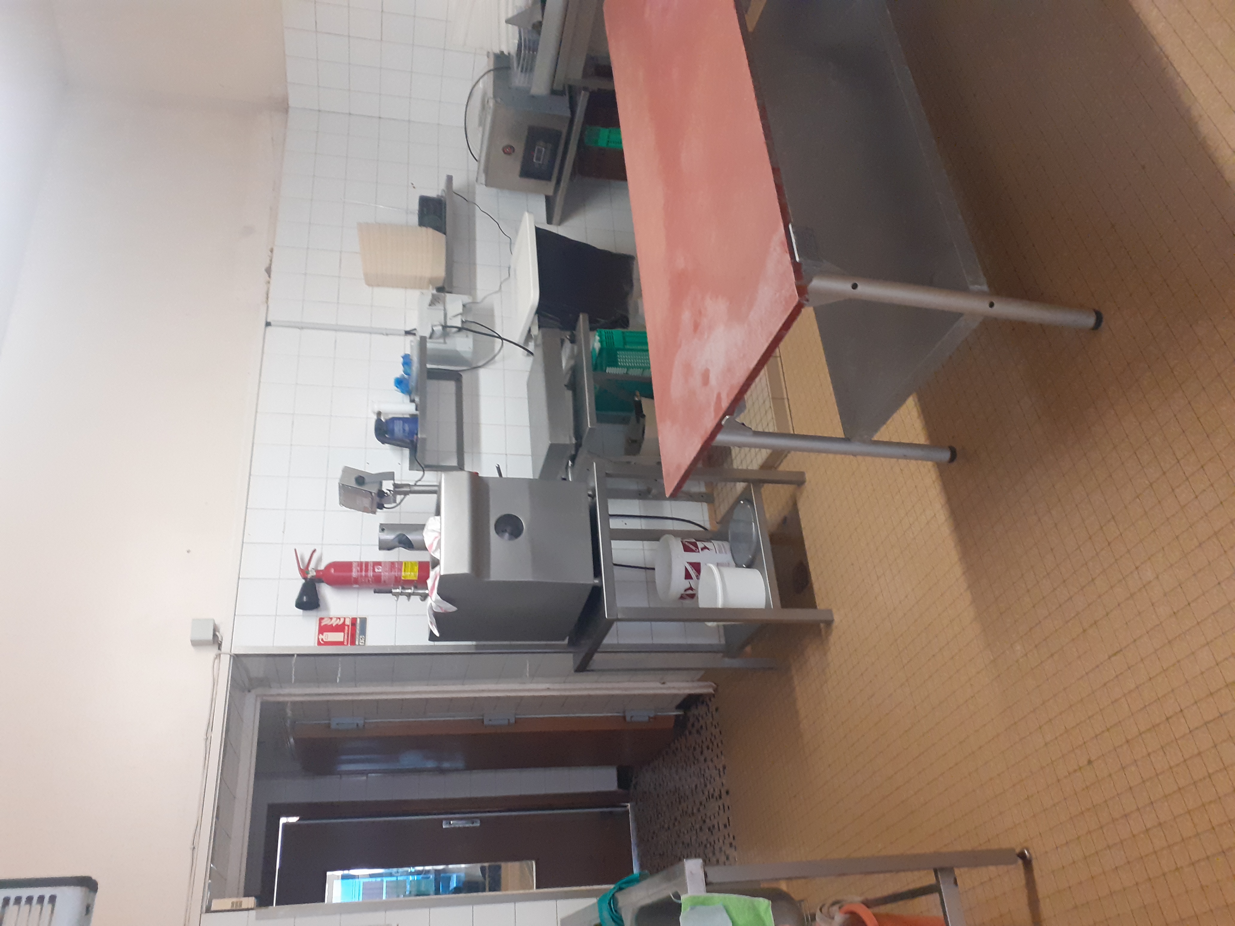Boucherie charcuterie, située dans la rue principale de Mansigné, où se trouve également une boulangerie, deux épiceries, une pharmacie et un bar tabac. Ce village est composé d'un lac, d'un camping et d'une piscine, il compte environ 1600 habitants.