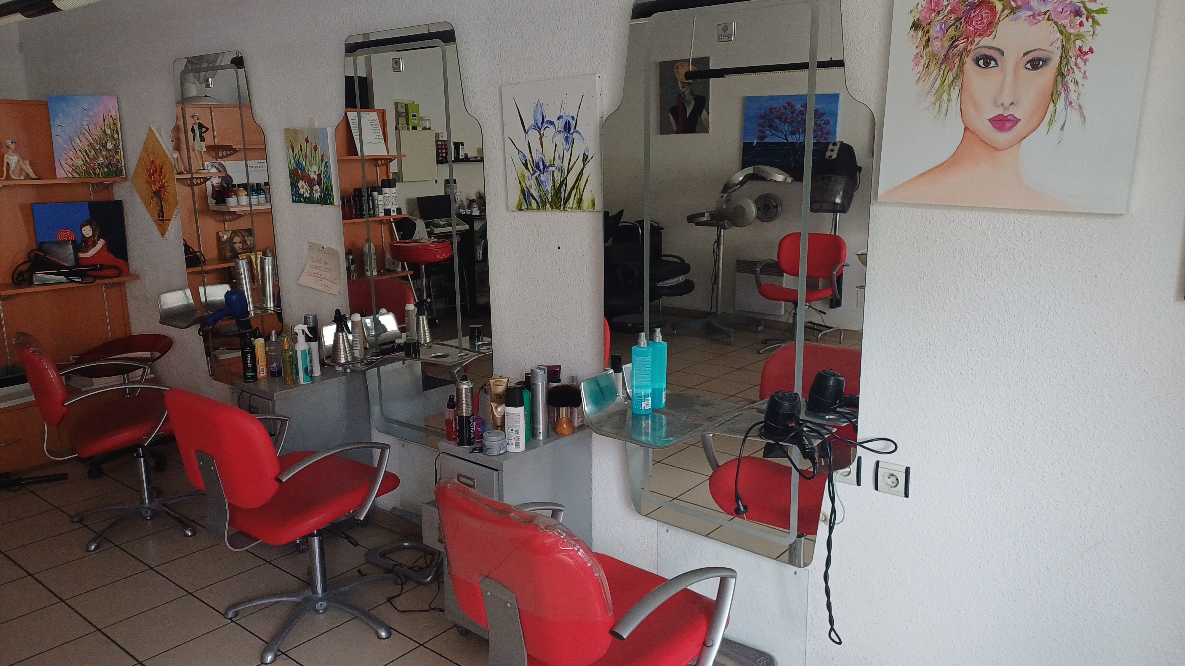 Vend salon de coiffure,le fond uniquement tout le matériel reste à l'intérieur, très bonne clientèle.
Petit loyer environ 300€

Pour plus de renseignements vous pouvez me contacter au
06.16.86.25.12