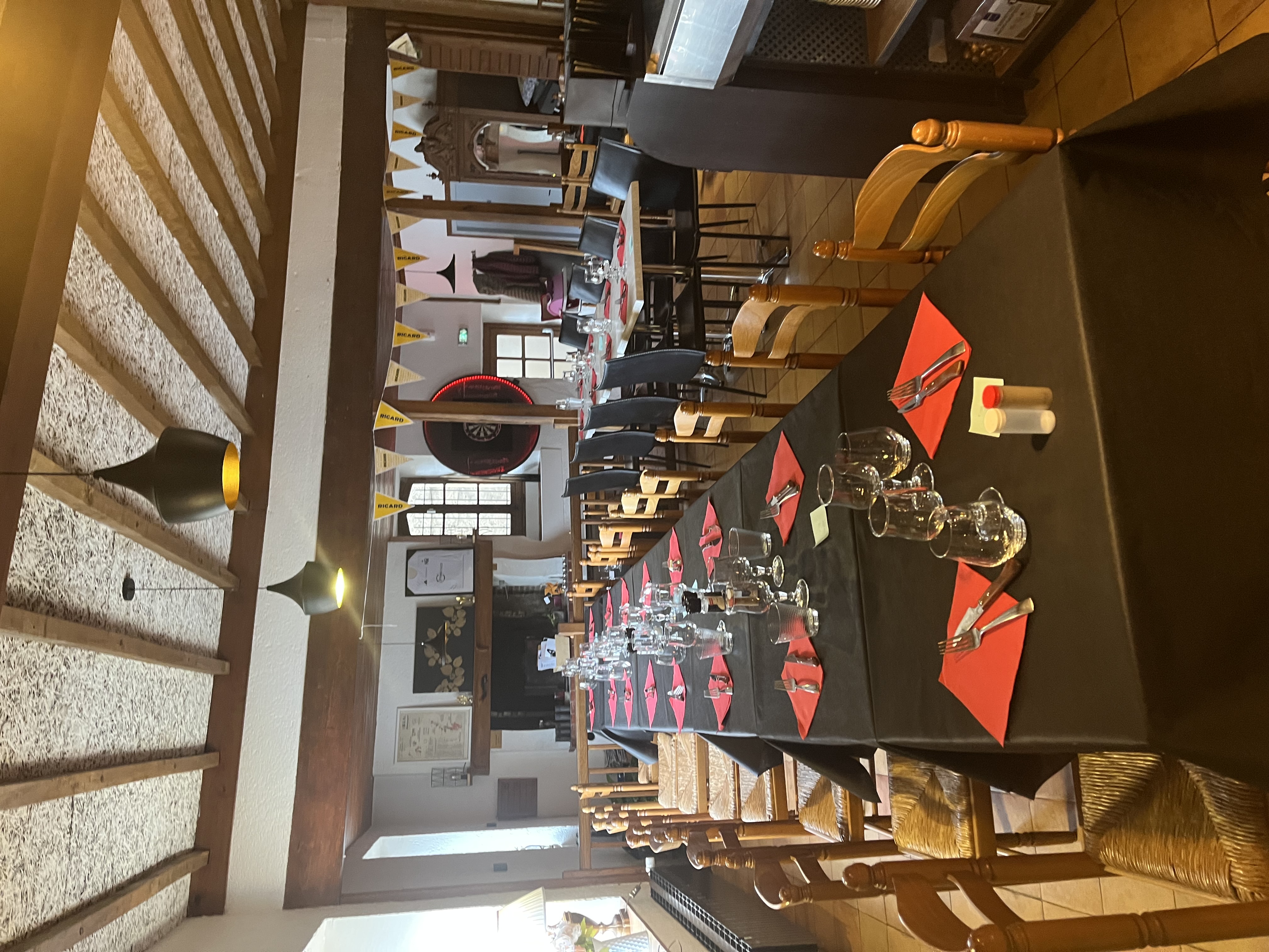 Ce café restaurant traditionnel et familial est à reprendre dans le centre bourg du charmant village de Duravel. Localisé en plein centre sur un axe très passant, le restaurant a développé une clientèle, principalement locale, avec une forte activité saisonnière. Des soirées à thème et évènements spécifiques attirent une clientèle régionale.

Le restaurant est composé d'une salle charmante de 120 m² avec bar, une capacité d'environ 80 couverts. Deux belles terrasses équipées d'un barbecue peuvent accueillir en saison 70 couverts en extérieur. Cuisine équipée et fonctionnelle. Licence IV.
Le restaurant fait actuellement, en moyenne, un chiffre d'affaires de 190 à 200k € par an.

Le bar restaurant fait partie d’un ensemble immobilier à fort potentiel, environ 400m² de surface au total. Un projet global de chambres d’hôtes ou de locations (saisonnières ou à l’année) est envisageable au-dessus du restaurant. L’immeuble étant anciennement un hôtel, l’étage est composé de 7/8 pièces qui pourraient être reconfigurées pour un usage locatif, globalement en bon état mais nécessitant un rafraichissement.
Un deuxième appartement individuel de 80m² jouxte le bâtiment principal, composé d’une cuisine, salle de bain, sanitaires, une pièce à vivre et une chambre. L’intérieur a été refait à neuf, avec nouvelle isolation et installation de système de climatisation. Une petite cour intérieure sépare les différents bâtiments.
Système de chauffage de l’ensemble au gaz.

Prix de l’ensemble (fonds de commerce & ensemble immobilier) : 380 000 €
Prix de l’immobilier : 300 000 €
Prix du fonds de commerce : 80 000 €
