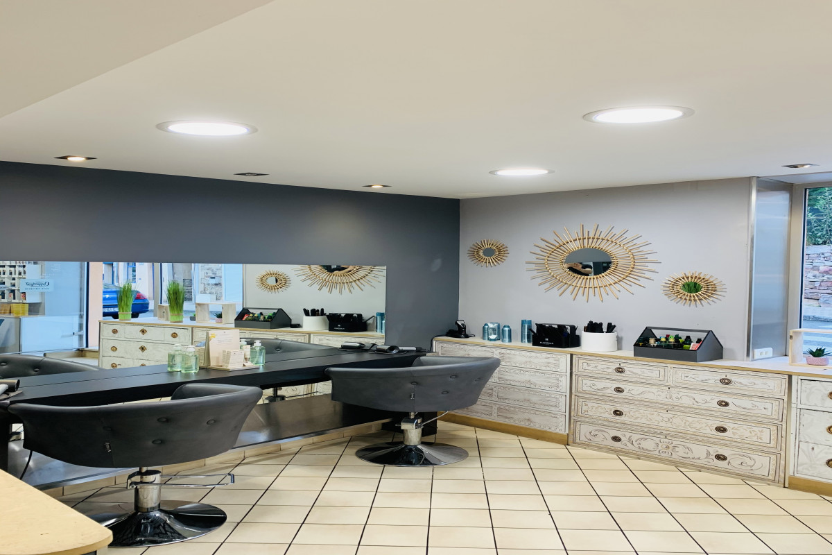 Salon de coiffure 45m2 environ.
4 postes de coiffage (dont 3 postes mixtes et 1 espace barbier)
2 bacs à shampooings avec fauteuils massants.
Espace entièrement rénové il y a 4 ans, en parfait état de fonctionnement et dont le matériel a été entretenu.
Le salon est situé dans beau village du Beaujolais, dynamique avec de nombreux commerces (épicerie, boucherie, boulangerie, institut de beauté, restaurants, bars...) et différents services (poste, bibliothèque, école, école de musique...).
Affaire à continuer de développer avec une clientèle sympa et ouverte.