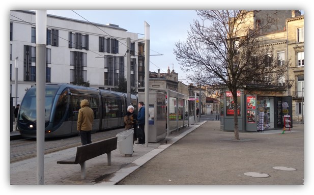 Il s’agit de gérer le kiosque du quartier des Chartrons, place Paul Doumer :
Ce kiosque est kiosque ouvert à l’année, idéalement positionné, au bout de la station de tram.

Je vous explique ci-après, le fonctionnement pour devenir kiosquier. Bien entendu, nous échangerons ensemble, soit en visio, soit en présentiel (sachant que je suis basé sur Toulouse).

Pour devenir gérant de kiosque, il vous faudra avoir un agrément de diffuseur de presse en effectuant une formation payante (une partie ou la totalité pourrait être pris en charge suivant votre situation actuelle - CPF) en présentielle 2 jours (au dépôt de presse régional) ou en distanciel.

Vous disposerez de ce kiosque sans droit d’entrée, sans avoir à investir dans un pas de porte ou fonds de commerce, avec de faibles charges ; néanmoins, il vous faudra avoir un fond de roulement/trésorerie (6000€ au minimum) ; le dépôt de presse (l’entreprise qui vous livre la presse basée à Cestas) vous expliquera plus en détails le fonctionnement.

Vous serez travailleur indépendant donc non salarié ; il vous faudra créer une société et donc avoir un numéro de Siret (SAS, SASU, SARL, EURL, EI… autoentrepreneur possible)
Vous aurez la gestion du kiosque jusqu'en 2036, mais votre contrat sera revu et renouveler tous les 2 ans.

Il y aura 3 dossiers administratifs à préparer, un pour la partie “presse”, un pour “la Française des Jeux/FDJ” et un pour le PMU ; pour avoir les validations de ces 3 entités, prévoyez 3 mois avant une ouverture.

Les activités (votre salaire proviendra des commissions de ces activités) :

Presse nationale (23%) et régionale (14%)
Les jeux de la Française des jeux (FDJ) : jeux de grattage, tirage, paris sportif (5%)
Le PMU (pas de suivi de courses, juste une valideuse) : 2%
Le relais colis avec Pickup (suivant le nombre de colis)
Relais La Poste
Les souvenirs, les cartes postales et cartes évènementielles
Les boissons, les glaces emballées, les confiseries, les spécialités locales. 
Si vous avez d’autres idées d’activités, n’hésitez pas à m’en faire part (services à la personne, clés minute, conciergerie, transfert d’argent, service carte grise…), mais de toute façon, elles seront soumises à la validation de la ville.

Les charges (hors impôts et Urssaf) :

Loyer mensuel 200€ HT (240€ TTC) - Caution pour le kiosque : 720€ ; caution restituée à la fin sauf anomalies constatées.
Electricité, routeur 4G ou box internet
Caisse informatisée spéciale presse (Strator, Bimedia, JDC…) : entre 80 et 120€/mois
Assurance

Les horaires :

Vous vous adapterez au besoin de votre clientèle mais en général, les autres kiosques de mon secteur ont pour habitude d’ouvrir :

7h30 – 13h et 16h – 18 ou 19h ou journée continue
Samedi et dimanche matin.
A votre convenance mais vous pourrez étudier un jour de fermeture dans la semaine (lundi par exemple).