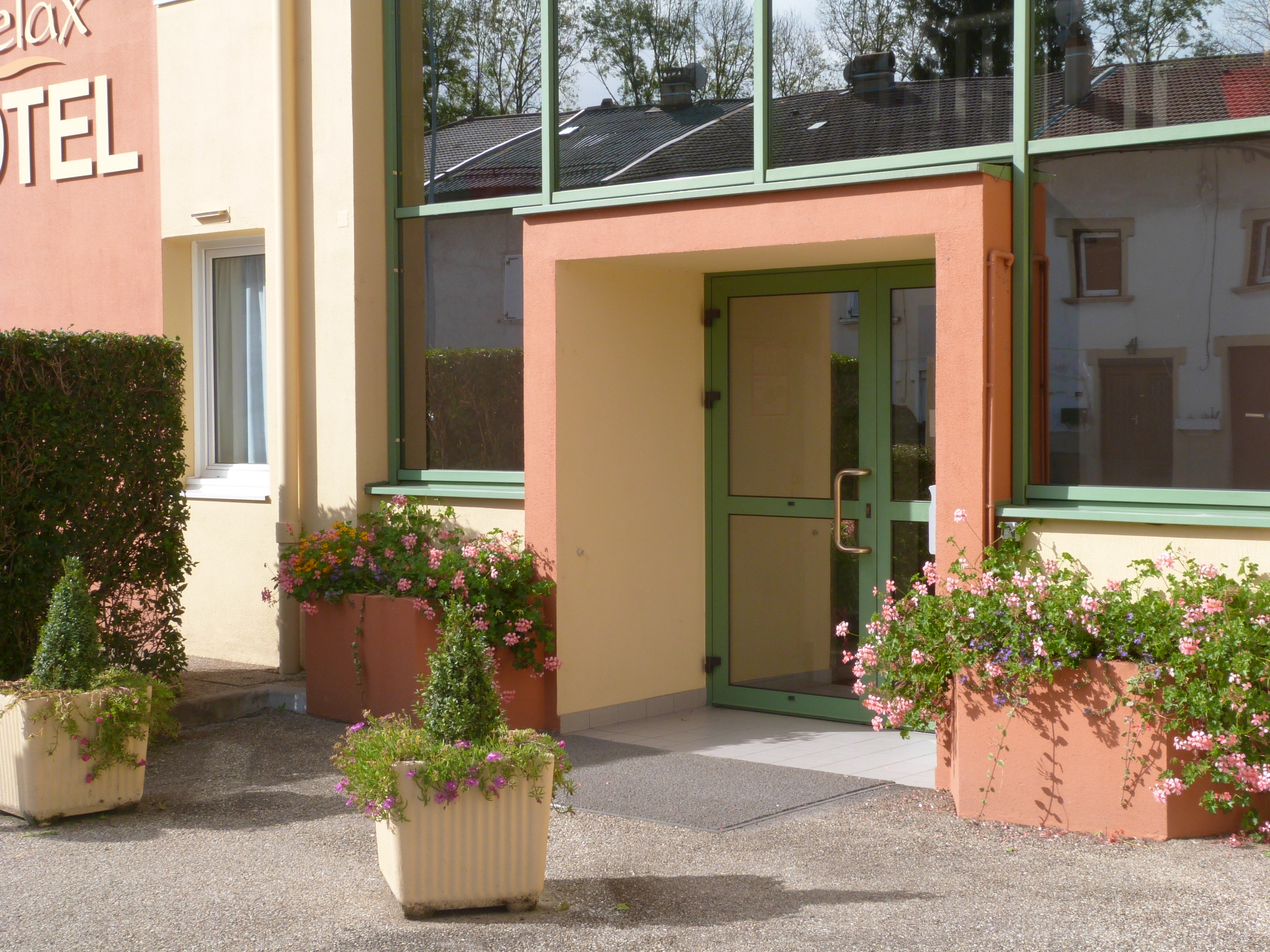 Vente fond de commerce et murs
Hotel 35 chambres équipées, fonctionne toute l 'année, proche de l'autoroute.
clientélé fidèle depuis des années.
possibilité de faire restaurant, il y a une cuisine qui fonctionne pour les petits déjeuners.
il y a un bar avec licence 4 .
proche des stations de ski donc complet tous les ans en avance pour les départs au ski.
complet pour le tour de france chaque fois que c'est dans la région.
avec les jeux olympiques en 2030 ça sera un bon investissement.