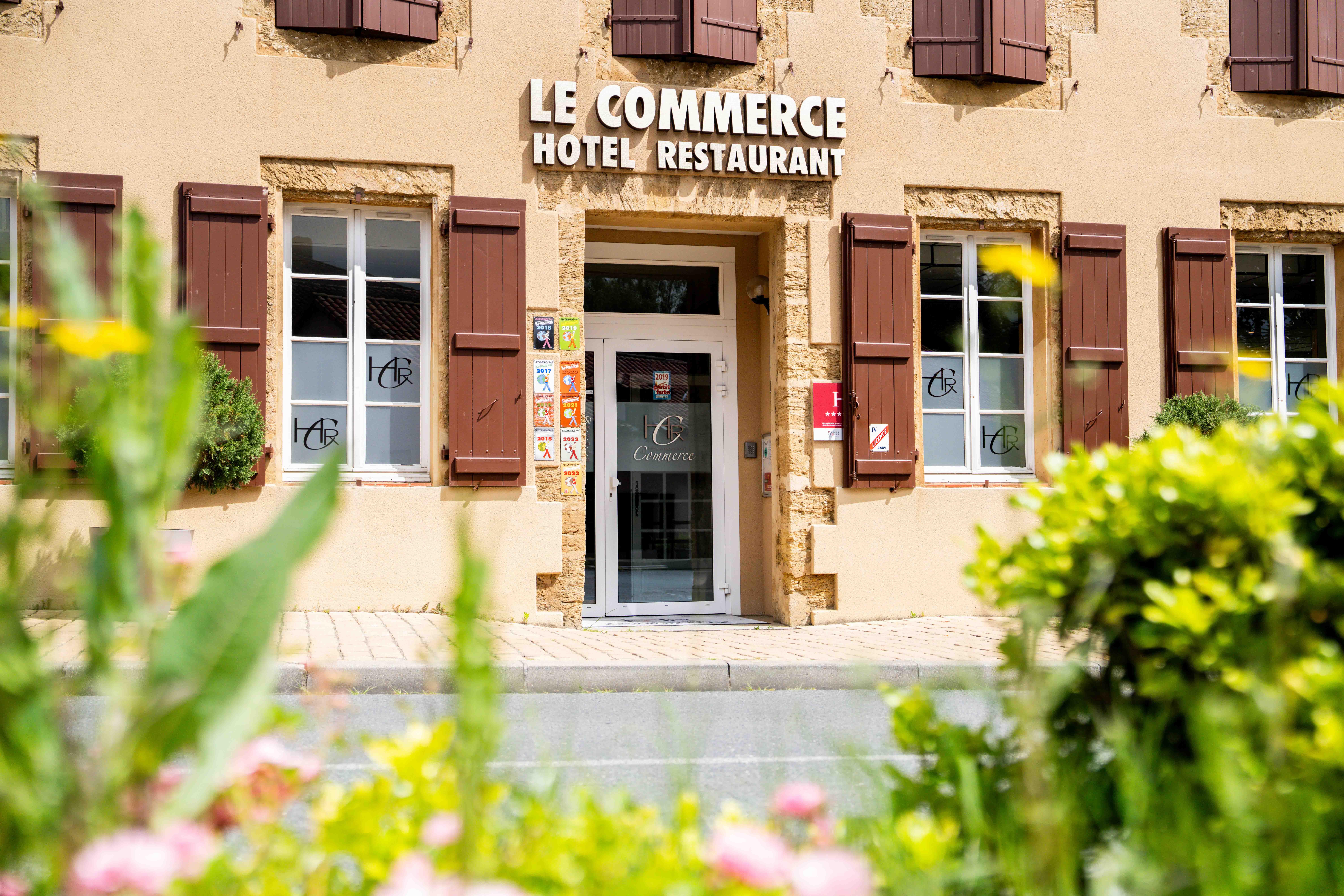 🏆 Une affaire clé en main, prête à performer ! 🏆  

Nous mettons en vente notre Hôtel 3 étoiles - Restaurant Logis de France, une adresse reconnue pour son accueil chaleureux, sa cuisine savoureuse et son confort.  

✨ Une belle reconnaissance : nous avons récemment reçu le Trophée Satisfaction Client Logis 2025 , preuve de la fidélité et de la satisfaction de notre clientèle.  

🔥 Ce qui vous attend :  
✅ 9 chambres tout confort avec climatisation réversible 🏨  
✅ Deux salles de restaurant pour s’adapter à toutes les envies 🍽️  
✅ Un bar avec licence IV, idéal pour une activité dynamique 🍷  
✅ Un patio aménagé de 48 places avec mobilier neuf et cuisine extérieure équipée 🌿🔥  
✅ Une cuisine de chef hautement équipée ( 2 fours mixtes Frima, pacojet, cellule de refroidissement…) 👨‍🍳  
✅ Une plonge rénovée récemment avec lave-vaisselle haut de gamme Hobart (valeur 16 000 €)  

💰 Un business rentable et stable :  
📈 Exploité par un couple et un serveur, pour un modèle rentable et humain  
📊 CA 2024 stable par rapport à 2023, preuve de la solidité de l’activité  

🏡 Un cadre de vie idéal :  
🛋️ Appartement de fonction 3 chambres, 2 salles d’eau, cuisine équipée et salon  
🎒 Commodités à 50m : école, maison d’assistantes maternelles, tous commerces et maison médicale  
🏫 Collège et lycée à 10 min, parfait pour une vie de famille  

✨ Une opportunité à ne pas manquer !  
🏠 Murs : 530 000 €  
📜 Fonds de commerce : 120 000 €  
🏡 Ensemble immobilier (murs + fonds) : 650 000 €  

Après 13 ans d’investissement et d’amour dans cet établissement, nous sommes prêts à transmettre le flambeau 🔥.  

📞 Contactez-nous vite avant qu’il ne soit trop tard ! 📩   06.85.66.64.81

#TrophéeSatisfactionClient #LogisHôtels #HôtelRestaurantDuCommerce #InvestissementCléEnMain #VieDeVillage #RepriseIdéale