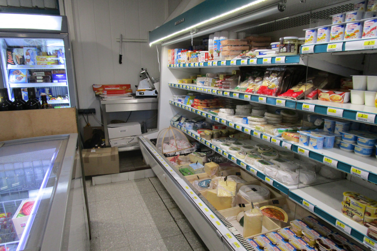 A céder, épicerie de village située en plein c?ur d?une petite commune dynamique de 800 habitants à 30 minutes d'Alès sous-préfecture du Gard, sur la route du Mont Lozère. Tous les services dans le bourg (école /collège à 7 km/ médecins/commerces de proximité/gare SNCF).
Activités : épicerie traditionnelle (dont fruits & légumes), vente au détail de fromages régionaux, rayon de vins régionaux et produits
locaux, gaz...
Commerce très bien situé, à proximité de la place du village.
Clientèle majoritairement de particuliers (locale + passage + tourisme et résidences secondaires), collectivités locales et entreprises (restaurants / campings / chambres d'hôtes).
Magasin de 100m² en bon état, réserve en sous-sol avec une chambre froide.
Entreprise ouverte à l'année, conseillée pour 1 personne avec un salarié à mi-temps. Accompagnement possible des repreneurs par la cédante.


Fonds de commerce + matériels : 120 000 ?. Loyer (bail 3*6*9) : environ 350 ? /mois.