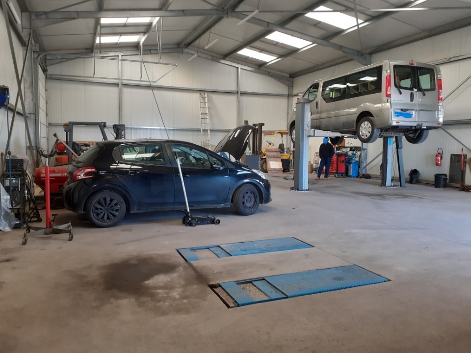 -a vendre pour cause santé, fond de commerce garage de réparation automobile avec son matériel dans un village de campagne situé entre saintes , st jean d Angely et cognac

-notre activité ; la réparation , l entretien , le diagnostic et le dépannage des véhicules VL et VU

-Le CA est de 2024 est de 514000 ht 

-le personnel a reprendre avec l entreprise , un technicien et un mécanicien 

-le bâtiment est en location (1500,00ht) avec une surface de 420 m2 sur un terrain de 2000 m2 composé de ;
- un bureau de réception
- un bureau de comptabilité
- un vestiaire avec une douche et WC
- un atelier 150 m2 avec un pont 4 colonnes Fog , un 2 colonnes FOG , machine a pneus, équilibreuse , banc de geo semi 3d, presse 30t, presse amortisseur, nettoyeur HP KARCHER, établi 
- un atelier 230 m2 avec un pont 2 colonnes 5t RAV , un pont ciseau 3t encastré RAV , un ciseau 3.5t , un établi avec 2 outil de diag , un établi de 5m 
- les ateliers sont chauffé par un générateur au fioul
- les bureaux sont chauffés par une clim réversible neuve 12/ 2024
- un parking client devant le garage avec possibilité de se garer sur le parking communale 
- un autre parking derrière les bâtiments pour les véhicules moins présentable .
- l activité ne demande qu' a être étendu car nous ne faisons pas de vente de véhicule , nous ne faisons du dépannages que pour nos clients ,( par manque de temp ou de personnel)
le fond est vendu 140000 euro avec matériel
je me tiens a votre disposition pour tout renseignement