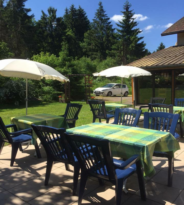 Emplacement de choix pour ce restaurant pouvant accueillir jusqu'à 100 convives, 2 salles de restauration dont une avec cheminée à l'âtre, 2 terrasses, WC normes PMR, bar, cuisine, salle "personnel", bureau, vaste parking, buanderie, cave. Cuisine traditionnelle, familiale, grillades, la clientèle est fidèle et régulière. CA en constante progression et que vous pourrez faire prospérer de par votre motivation. Vous bénéficierez en plus d'un appartement de fonction de 100 m² comprenant un large salon-séjour, 3 chambres dont une avec douche et WC, cuisine, bureau, salle de bains et WC. Loyer défiant toute concurrence pour les 2 lots : 1.093,67 ? HT/ mois. Possibilité d'acquérir les murs !