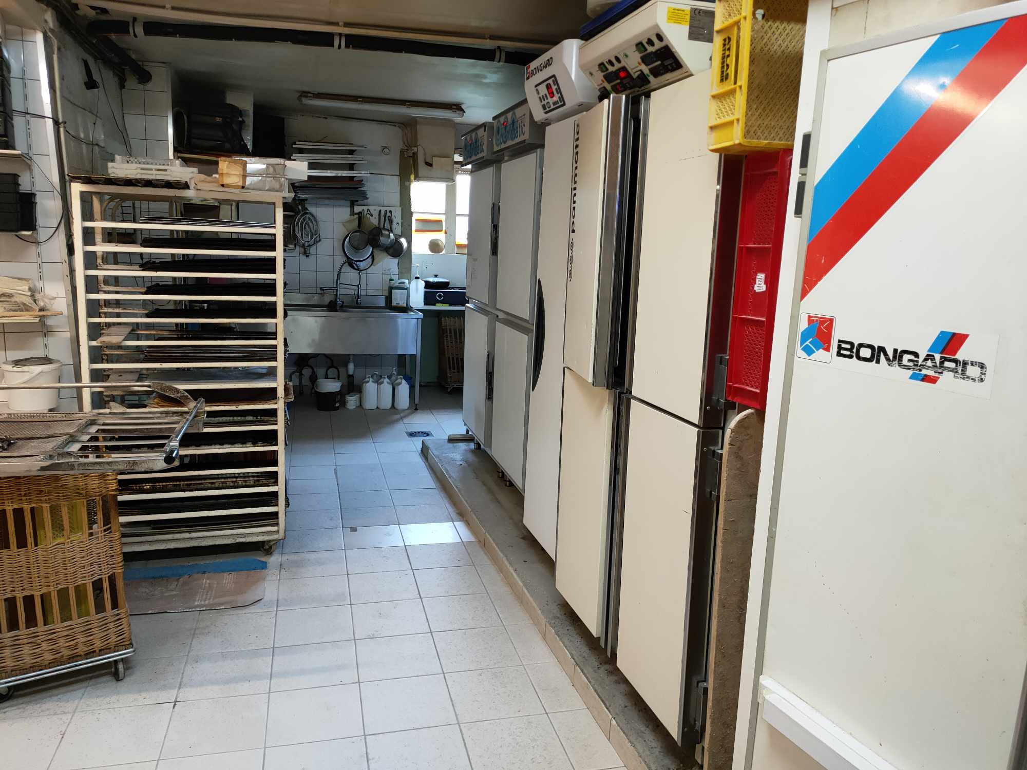 A vendre Boulangerie Pâtisserie, située à Vivoin (72170) dans une commune dynamique (écoles, boucherie, grande usine) d'environ 1000 habitants en supplément lotissement en construction. Communes aux alentours sans boulangerie.
Nous travaillons avec les cantines, les dépôts de pain et les gîtes alentours. Pas mal de touristes l'été et de groupes de scouts. Prieuré du village qui accueille des expositions d'arts, des mariages et des concerts. 
Beaucoup d'animations à l'année grâce aux différentes associations. 
Se situe à 20 minutes du Mans et d'Alençon proche de l'autoroute.
Matériels récent et bien entretenue :
- Four Bongard 2011 - 3 soles gaz 1 sole électrique
- Congélateur/Surgélateur 4 portes neuf (été 2022)
- Labo pâtisserie récent (2019)
- Véhicule de livraison (2014)
Maison plein pied 3 chambres (9m², 9m² et 13m²), grand salon de 35m², cuisine, salle de bain et WC, jardin et grenier.
Possibilité d'aménager le grenier pour y faire son appartement et agrandir la boulangerie, les plans ont été réalisés par une architecte. Nous avons aussi fait les plans de rénovation de la boutique. 
CA 2024 : 152 000€, meilleure année à 165 000€ avec un apprenti pâtissier. (possibilité de développement en snacking et chocolat, nous avons beaucoup de demande mais nous ne sommes que 2).
Loyer 800€ (possibilité d'acheter les murs 100 000€)
Prix de vente fond de commerce 70 000€