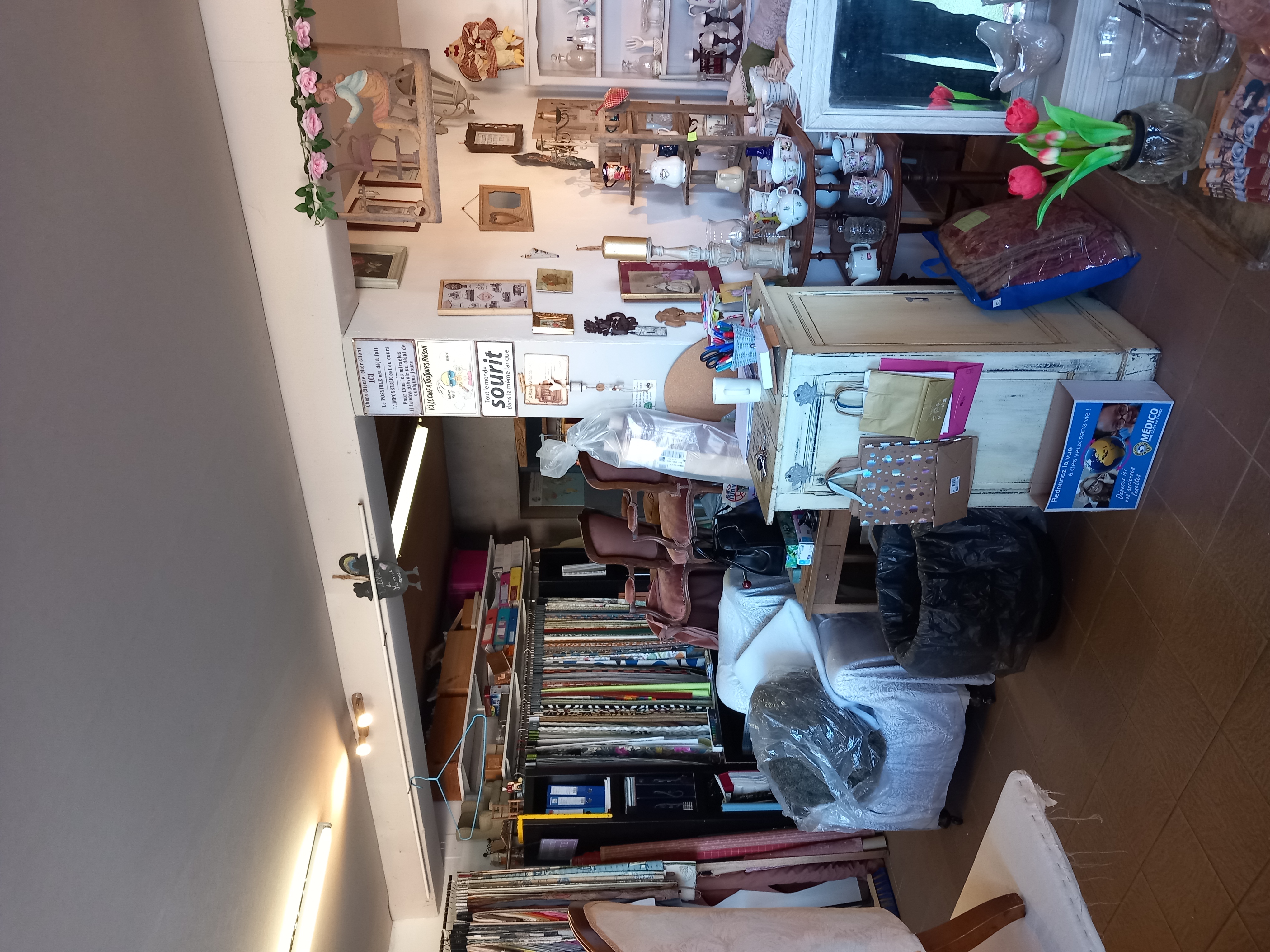 Fond de Commerce de tapissier décorateur et brocante, installé à la même adresse depuis 30 ans dans la jolie petit ville de gourdon dans le lot où il y fait bon vivre. 
Boutique de 50 m2 avec deux belles vitrines,  places de parking devant les vitrines et un grand parking à  20 m, très pratique pour y charger ou décharger les fauteuils ou autres objets.