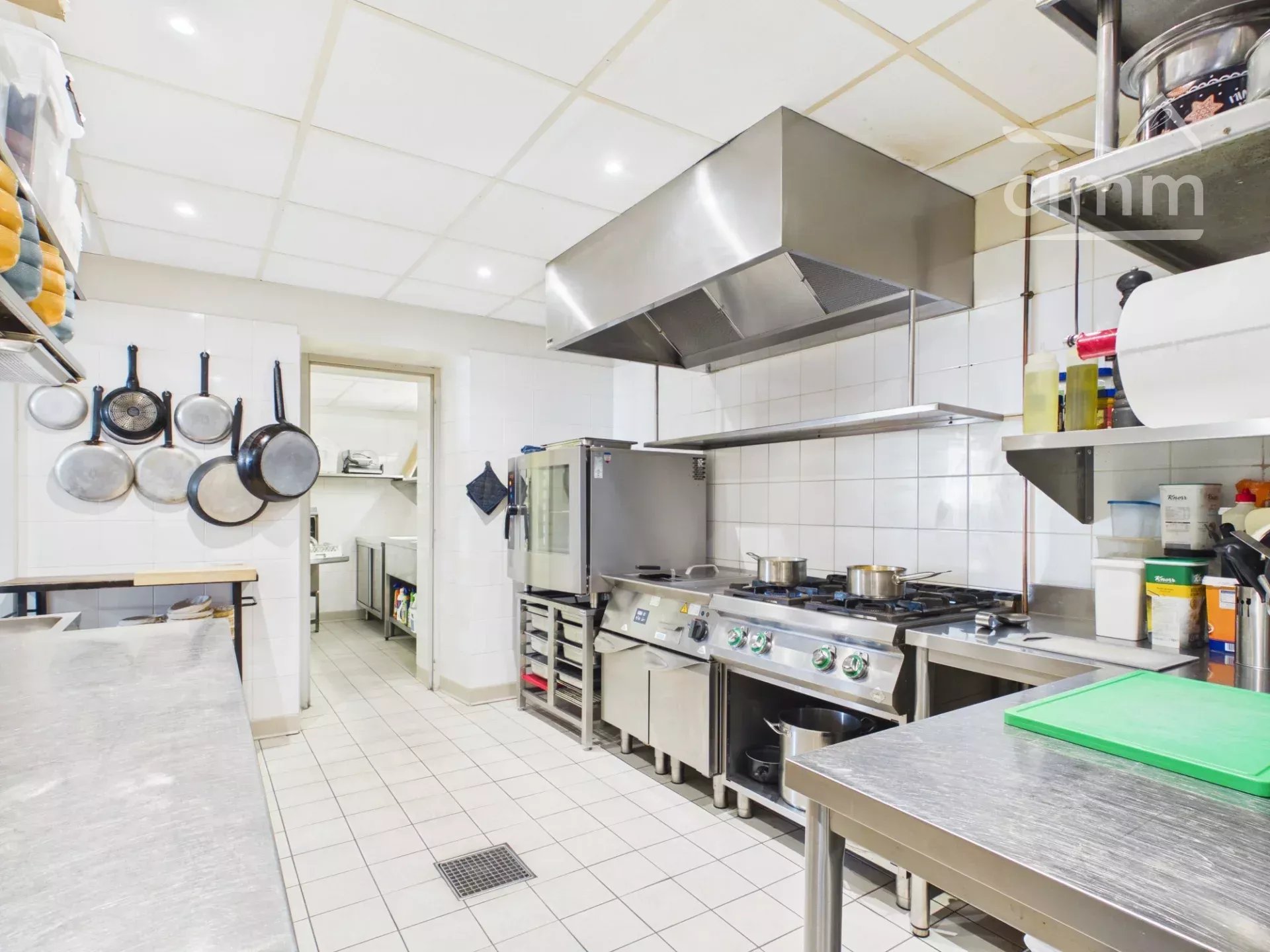 L’établissement est implanté sur la commune de Malbosc, il bénéficie d’une vue panoramique unique sur les Cévennes d’Ardèche et gardoises, avec un dégagement jusqu’au Mont Ventoux. Il développe une activité de restauration traditionnelle (Licence IV), structurée autour d’une carte courte (4 entrées, 4 plats, 4 desserts) renouvelée chaque semaine, avec une production intégralement réalisée sur place à partir de produits frais et locaux. Le couvert moyen est supérieur à 45 € TTC

L’activité principale est complétée par une offre de services de proximité (épicerie, dépôt de pain saisonnier, gaz, service postal), participant à l’ancrage local de l’établissement. L’exploitation est aujourd’hui assurée par un couple de dirigeants, sans recours à du personnel, avec un dimensionnement volontaire de l’activité permettant de maîtriser les conditions de travail et la qualité de service. 40 couverts par service maximum en étant sur la carte. 65 couverts lors de menu unique type paella par exemple.

Labels et référencement:

Label Bistrot de Pays
Accueil Vélo (référencement sur la Trans Cévenole)
Dispositif De la rando à l’assiette (réseau Cévennes d’Ardèche)

Caractéristiques des locaux:

Salle : 35 m²-> 32 couverts
Cuisine : 12 m²
Plonge : 6 m²
Réserve : 10 m²
Espace épicerie : 20 m²
Terrasses : environ 80 m² -> 85 couverts
Local conforme ERP type 5, normes d’hygiène et de sécurité en vigueur
Loyer de 688 € TTC / mois (Licence IV comprise dans le bail commercial), absence de droits de terrasse
Aucun investissement réglementaire à prévoir
Possibilité de logement type F3, surface 70m2 en supplément au dessus du restaurant ( bail classique privé loyer 450 Euros TTC )

Communication et visibilité:

Page Facebook active : + de 1800 abonnés
Google My Business : 4,7/5* sur Google, basée sur plus de 250 avis
Visibilité via les labels et les offices de tourisme

Informations complémentaires:

Clientèle locale fidèle et forte affluence du mois d'avril à fin octobre
Période de fermeture annuelle de 12 semaines.
Chiffre d'affaires 2025 : près de 130 000 € HT
Prix de vente du fonds de commerce : 90 000 €.

Contact Filip Werbrouck
filip.werbrouck@cimm.com 
06 74 65 18 22