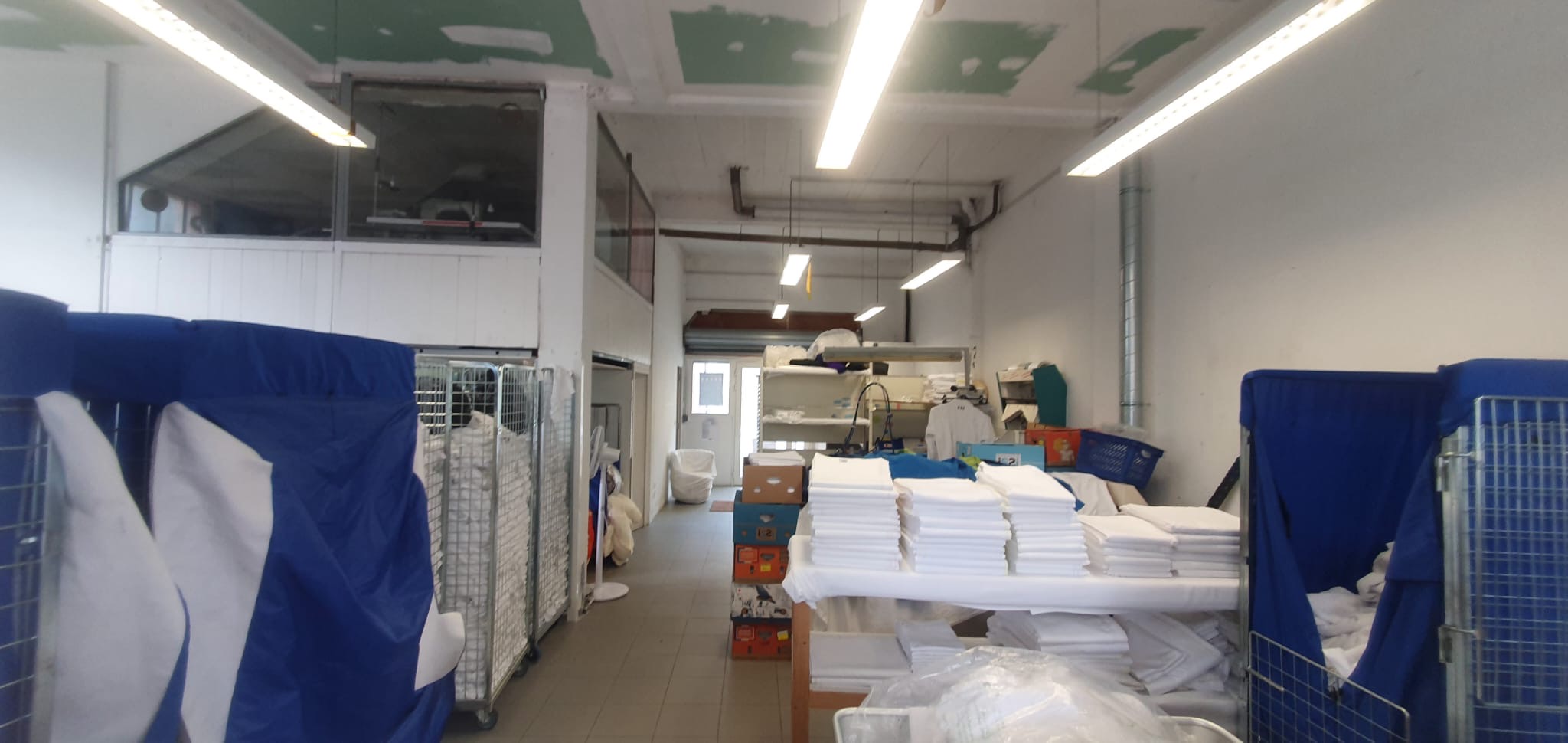 ROQUEBILLIÈRE (06) – CESSION D’UNE LAVERIE AUTOMATIQUE ÉQUIPÉE AVEC LOCAL COMMERCIAL À LOUER

Au cœur de Roquebillière, dans la vallée de la Vésubie, opportunité de reprise d’une activité de laverie automatique avec un local commercial de 120 m².

Une opportunité pour un professionnel souhaitant reprendre une laverie équipée et développer une activité de services dans la vallée de la Vésubie.

1. Laverie automatique à vendre

Cession de l’activité de laverie avec ses équipements, comprenant :

* 2 petites machines à laver
* 2 grandes machines à laver
* 2 sèche-linge
* 1 caisse automatique
* 1 système de vidéosurveillance par caméras

2. Local commercial de 120 m² à louer

Le local comprend :

* 1 table à repasser
* 1 petite calandre
* Un espace studio de 15 m² à l’étage 

Le local de 120 m2 ne comprend pas de machines à laver, seuleument le local de la laverie. Les 2 locaux ne sont pas dissociables au bail de location. 
Il peut permettre d’envisager une activité complémentaire, notamment de pressing, couture ou tout autre activité sous réserve de compatibilité avec le bail.


Prix de cession 45000€
Faible Loyer 
Charges à communiquer 

Pour tout renseignement complémentaire, merci de me contacter.