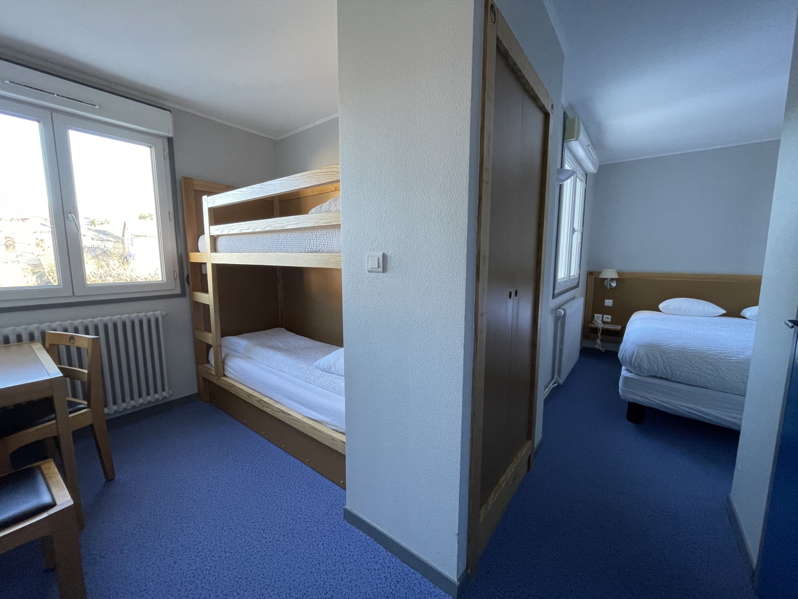 A vendre cause retraite,  dans la ville d'Yssingeaux en Haute Loire,  hotel Logis de France avec bar restaurant. Hotel avec 10 chambre mais possibilité de faire 5 chambres supplémentaires,  affaires très saine tenue pendant plus de 30 ans, literie neuve ainsi que beaucoup de matériel neufs et remplacé récemment,  parking privé et fermé avec  15 places ,  porte sectionnelle neuve.
Cuisine et bar refaits à neuf il y a 5 ans.
Rien a prévoir comme travaux. Possibilité de dissocier le bar restaurant de l' hotel ( vente uniquement de l hotel ou du bar restaurant selon le souhait de l'acheteur) 
Affaire qui  convient tout à fait pour  un couple.