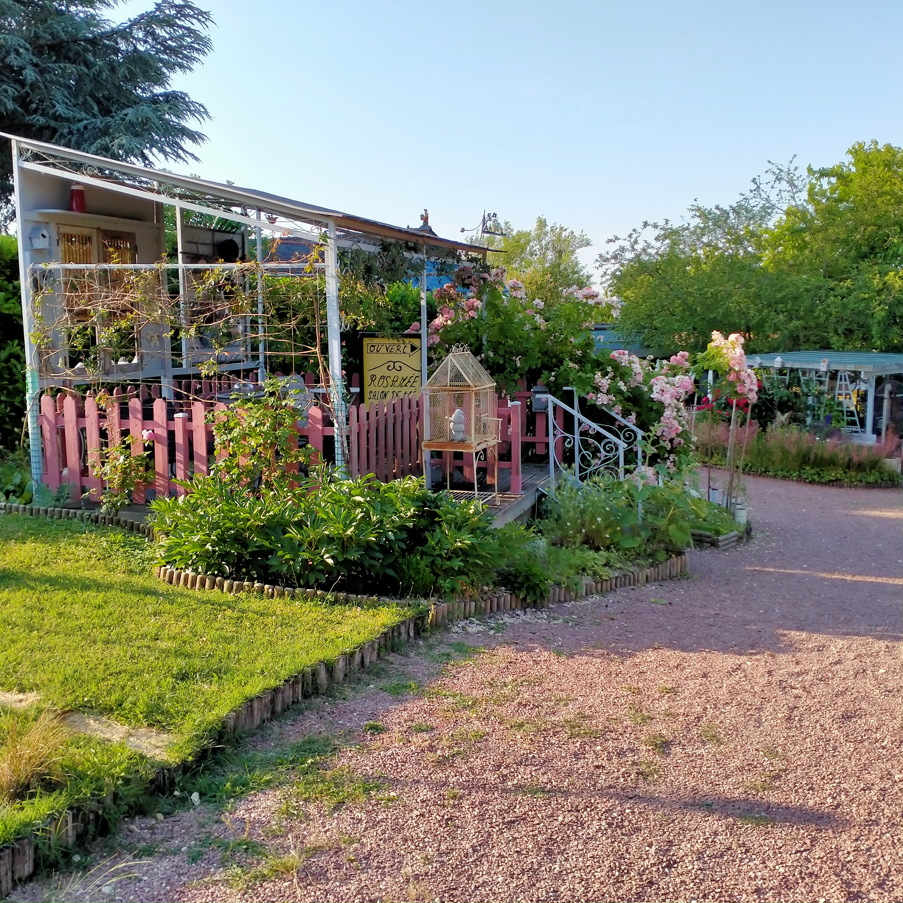Bonjour,
PRIX EN BAISSE !!
Vend fonds de commerce, guingette restaurant, bar salon de thé, (licence 3,  "possibilité licence 4 disponible mairie en location mensuel" )
(les murs ne sont pas à vendre)
loyer locatif mensuel : 721,27€
charges mensuels (eau , taxe foncière) : 150€
Rosamée est une guingette, bar, restaurant, salon de thé situé dans le village du Coudray Macouard, village labellisé “petite cité de caractère” “village de charme” “village fleuri 3 fleurs” en plein cœur du val de Loire classé par l'Unesco 
et du parc naturel régional “ Loire, Anjou Touraine”.
“Rosamée” est à 10minutes de la ville de Saumur sur la route de
l’abbaye de Fontevraud, château de Brézé, château de Montreuil Bellay etc...
et en plein cœur des vignes du saumurois
Vous serez charmé par ce commerce à la décoration intérieure atypique et
chaleureuse et de son parc arboré aménagé avec beaucoup de goût
ainsi qu’une cuisine aménagée tout inox, WC toilettes aux normes
PMR.
“Rosamée” est un commerce à très fort potentiel de développement, endroit idéal pour guinguette avec soirée concert, bar a vin/bière etc...

Pour tous renseignements complémentaires, premier contact par mail.
Uniquement pour les personnes sérieuses, motivées 

Curieux et agence s’abstenir !