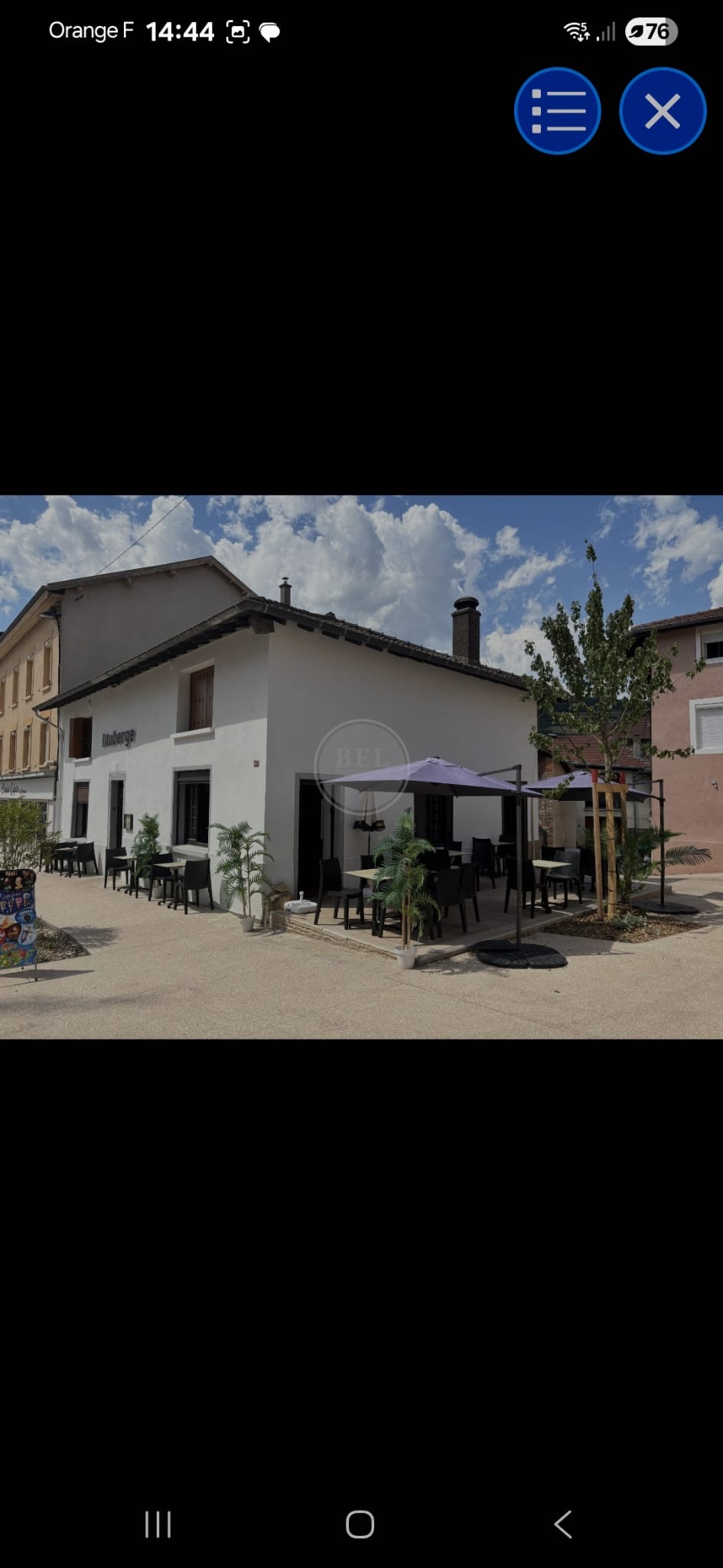 Vend bar restaurant licence 4 dans un village avec menus du jour du lundi au vendredi et à la carte le week-end restaurant familial et rentable dispose d’un appartement de 100 mètre carré compris dans la vente juste au dessus du restaurant d’une terrasse toute neuve au du sud tout le matériel. Nous retournons dans le sud de la France.