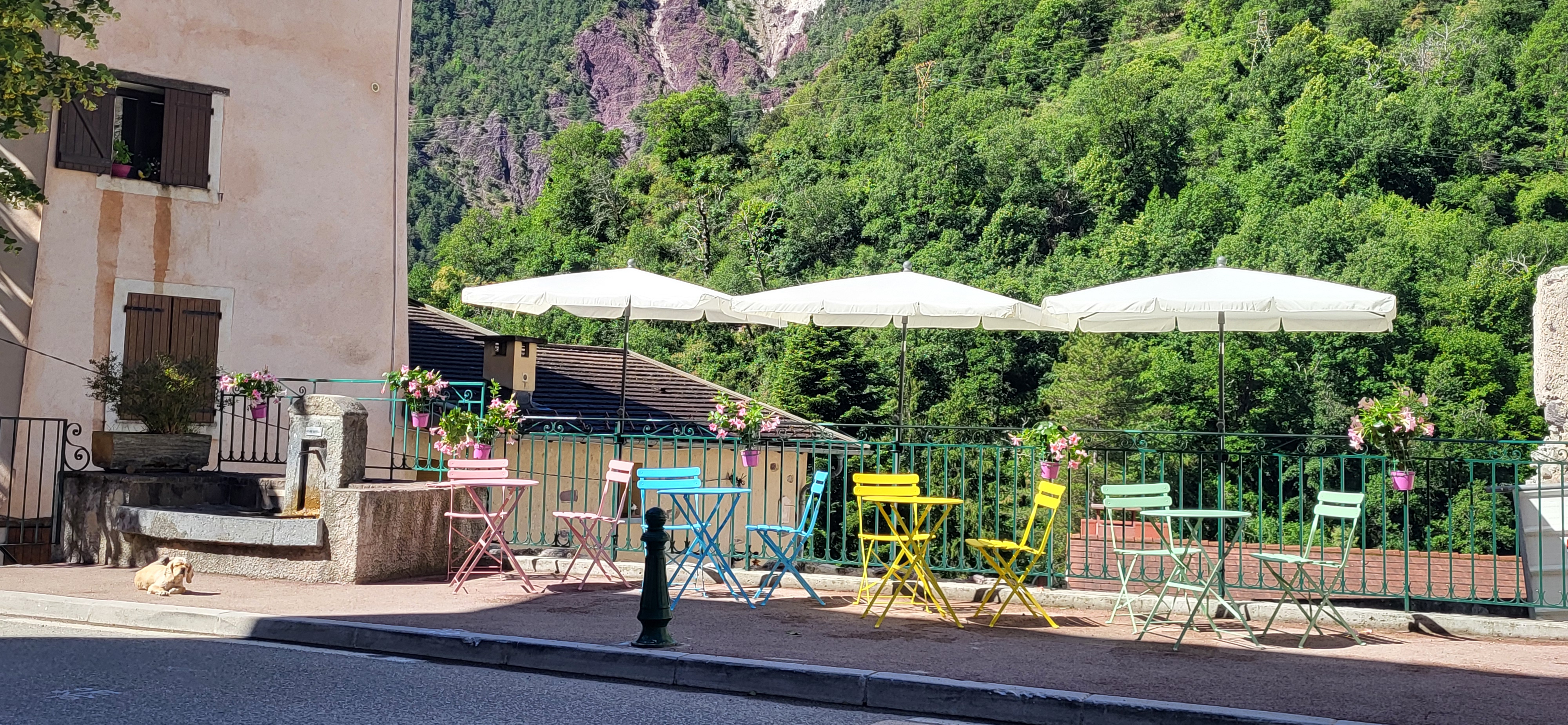 Vend fond de commerce
A st sauveur sur tinee (40mn de nice)
Epicerie multiservice 
Point chaud/fruit er légumes/charcuterie et fromages a la coupe 
Commerce de 100 m2
50 vente/50 reserve 
Situe sur la m2205 route des stations du mercantour et croisement essentiel du GR5. 
Le commerce est situé face au gîte d étape. Au cœur du village. 
2 parking public à proximité 20 et 50m.
Clientèle locale ainsi qu une clientèle de passage saisonnière régulière l été avec les randonneurs cyclistes et motards via GR5 et les différents cols a proximité. 
L hiver puisque la m2205 desser les stations de Roubion Isola2000 Auron et St Dalmas le Selvage