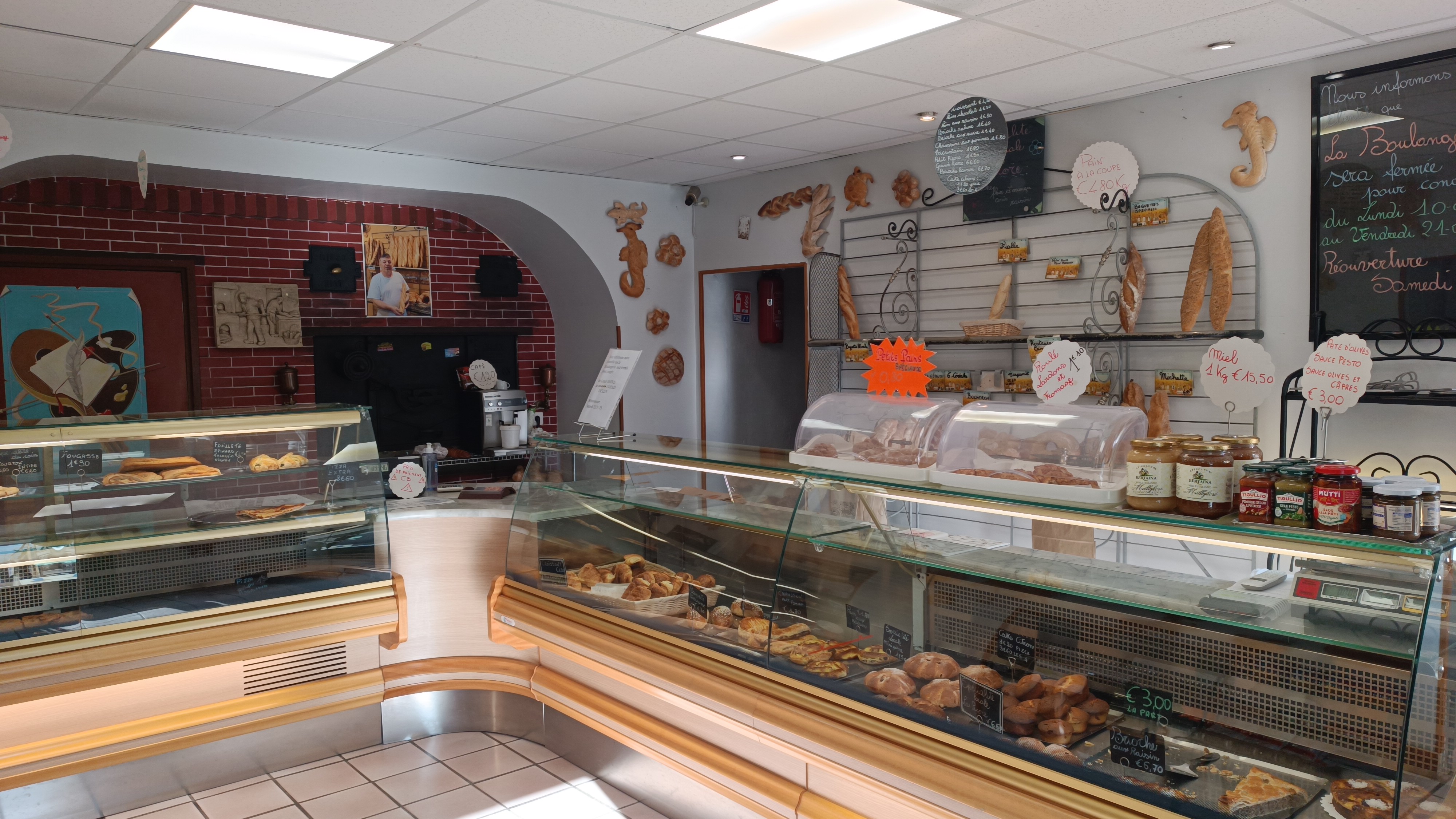 L'heure de la retraite a sonné, je vends ma boulangerie située dans un village des Alpes-Maritimes aux portes du Parc du Mercantour. Clientèle fidèle et touristique. Bonne affaire saine et prosperante.
Un logement est attenant.