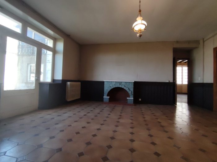 Maison Spacieuse à rénover/Ancien Hôtel à rénover

À Châtelus-Malvaleix (23270), découvrez cette maison de 8 pièces de 219 m². Au rez-de-chaussée, elle compte deux grands salons de 27 m² chacun, une salle à manger de 25 m², une chambre, une cuisine s'ouvrant sur la grande terrasse de 200m².
A l'étage se trouve une véranda de 8 m² donnant sur la cour intérieure. Quatre chambres complètent le niveau ainsi qu'une salle de bain et une petite cuisine.
Au niveau au-dessus se trouvent les combles, elles sont aménageables .
La maison bénéficie d'une cave ainsi que d'un garage.
Chauffage au fioul, tout à l'égout, taxe foncière de 836€.
L'intérieur de la maison est à rénover.
Des établissements scolaires (de la maternelle au collège) sont implantés dans la commune. Il y a un accès à la nationale N145 à 14 min. Pour vos loisirs, vous pourrez compter sur le cinéma tout comme son plan d'eau, ses randonnées. Restaurant, boulangerie, coiffeur, boucherie-charcuterie, fleuriste et un bureau de poste sont également accessibles. Le marché anime le quartier.