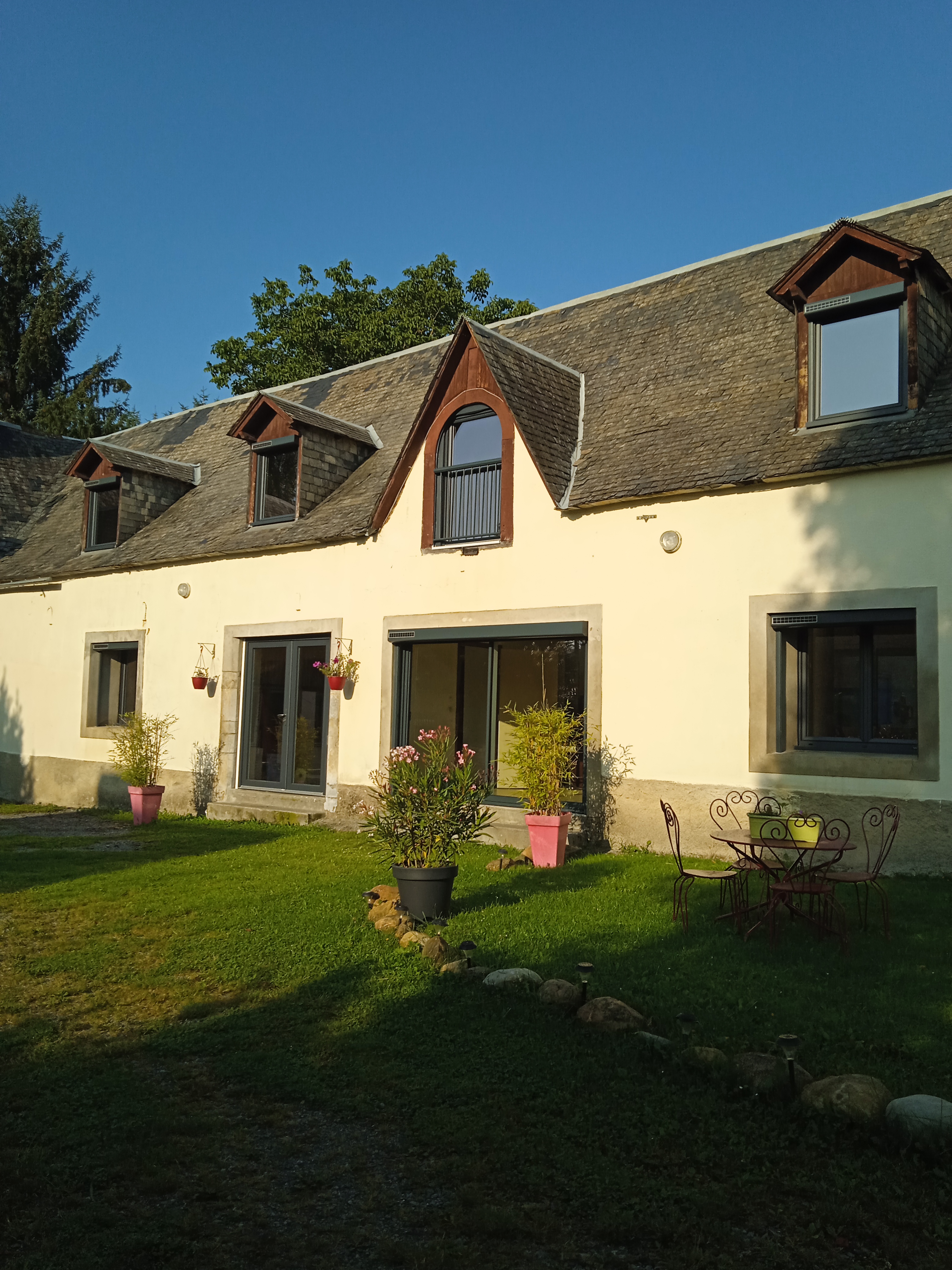 Bonjour nous mettons en vente notre charmante longère de 1789 offrant un potentiel infini pour vos projets.Pleine de caractère et en activité en tant que gîte sur la commune de lortet dans les hautes Pyrénées.
La propriété se compose d'une maison d'habitation principale, d'un gîte pouvant accueillir 15 personnes, d' un appartement T3 et de plusieurs espaces modulables.
Avec 550m2 habitables sur un total de 650m2 ( 100m2 de garage, grange et dépendances) et un vaste terrain de 5800m2, vous profiterez également de 2 piscines (  1 pour le gîte,1 pour la maison d'habitation principale en tout intimité). La maison d'habitation se compose de 3 chambres,2 salles de bain,une cuisine ouverte sur la salle à manger,un salon et une partie à rénover soit en appartement ou chambre parentale.Une véranda.
Le gîte à 3 chambres+ un espace avec 3 lits simples,1 dortoir, 4 salles de bain, 5 WC, salle à manger,salon, cuisine+ arrière cuisine.1 douche+ un WC handicapé.
L'appartement se compose d'une cuisine ouverte sur la salle à manger et salon.2 chambres,1 salle de bain et une buanderie.
Dans un environnement paisible et verdoyant à 30 mn de Saint Lary Soulan, sur le GR78, idéalement situé pour les amateurs de vélo et randonnée et de ski en hiver.
Beau potentiel à développer très recherché pour ses espaces et sa tranquillité.