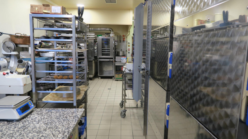 À vendre, pâtisserie-chocolaterie artisanale "Sylvie & Didier Giraud", idéalement située au cœur du centre-ville de Guéret, sur la place du Marché, emplacement de premier ordre avec terrasse extérieure.

Établissement tenu depuis plus de 40 ans, reconnu pour la qualité artisanale de ses produits et sa clientèle fidèle.
Une part importante de l’activité repose sur la vente de produits régionaux : Le Creusois, le pâté de pommes de terre, le Treipais, et autres spécialités locales, qui représentent environ 70 % du chiffre d’affaires.

Chiffre d’affaires : plus de 650 000 € HT, en progression chaque année.

Atouts principaux :

Emplacement n°1 face au marché hebdomadaire

Terrasse agréable et très fréquentée aux beaux jours

Laboratoire de pâtisserie complet et bien équipé

Boutique avec vitrine refaite et espace de vente chaleureux

Clientèle locale, touristique et de passage

Logement possible à l’étage (selon bail)

Idéal pour un couple de professionnels ou un artisan souhaitant s’installer en Creuse et reprendre une affaire saine et reconnue.

📍 6 place du Marché – 23000 Guéret
📞 Contact : Guillaume Giraud
✉️ guillaume.giraud.tic@gmail.com