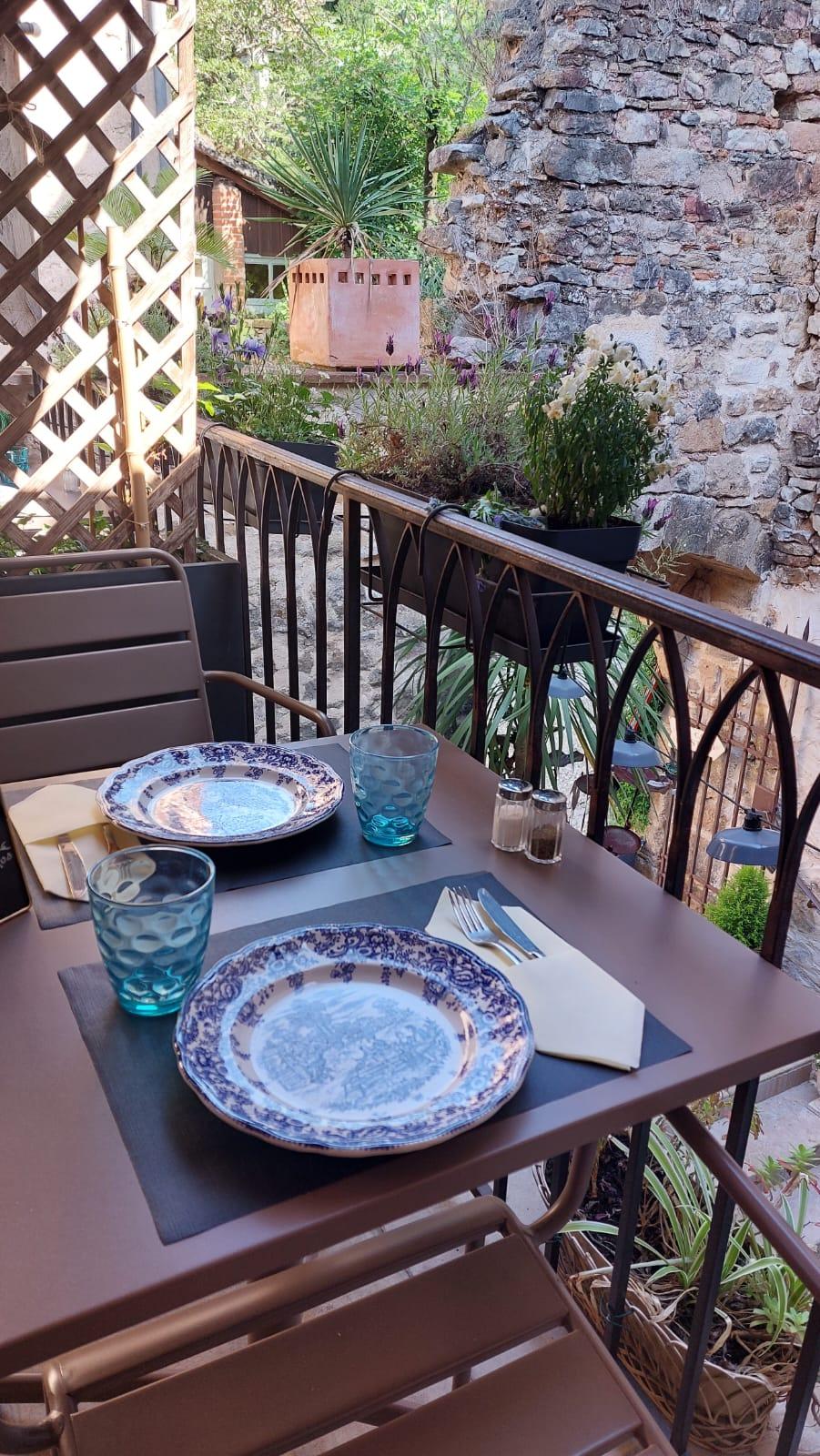 Situé dans la rue la plus passante de Bruniquel, l’un des plus beaux villages de France, un établissement plein de charme offrant un fort potentiel de développement touristique et commercial.

Le bâtiment développe environ 190 m² sur 3 niveaux et comprend :

un restaurant chaleureux et réputé,
une terrasse couverte,
une agréable cour intérieure,
une chambre d’hôte,
ainsi qu’un appartement sous les toits actuellement exploité en gîte à la semaine.

Les volumes et la configuration du bâtiment permettent de nombreux projets : développement de l’activité restauration, hébergement touristique, création de plusieurs logements, activité mixte ou projet familial.

Bruniquel bénéficie d’une attractivité touristique en constante évolution grâce à 
-ses célèbres châteaux médiévaux qui accueillent près de 33 000 visiteurs par an,
-la renommée internationale de la grotte de Bruniquel et de ses découvertes sur Néandertal,
-ainsi qu’au tourisme nature autour des Gorges de l’Aveyron, très prisées des randonneurs, cyclistes, amateurs de canoë et visiteurs en quête d’authenticité.

L’établissement profite d’un emplacement stratégique au cœur du village, avec un passage important toute l’année et une forte fréquentation en saison.

Une belle opportunité pour des porteurs de projet souhaitant allier qualité de vie, patrimoine et activité professionnelle dans un cadre exceptionnel.

Vente du fonds de commerce et des murs.