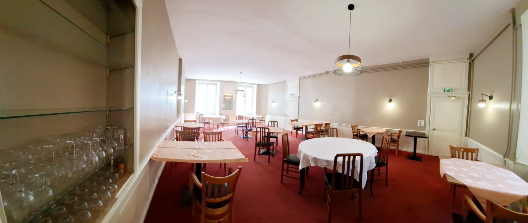 À VENDRE : Ensemble Hôtel-Restaurant du XVIIIe siècle avec Jardin –AIGURANDE (36140) – 148 000 €

Une pépite rare entre Pays de George Sand et Vallée de la Creuse
Dans une charmante petite ville de l’Indre, entre nature préservée et patrimoine culturel, cet ensemble hôtelier du XVIIIe siècle ne demande qu’à retrouver sa vitalité et à écrire une nouvelle page de son histoire. Authentique, spacieux et riche en potentiel, ce lieu emblématique offre un cadre de vie et de travail exceptionnel, au cœur d’une région dynamique et accueillante.
 
Petit clin d’œil à son histoire récente : l’hôtel a participé à l’émission "Une nuit à l’hôtel" diffusée sur TF1 en 2017, et s’est brillamment classé 2ᵉ ! Une belle preuve de son charme et de son potentiel d’accueil.
 
Composition du bien :
•	Surface habitable : 446 m²
•	Salle de restaurant de 58 m²
•	Salle de réception de 50 m²
•	Bar de 55 m² avec salon
•	Cuisine professionnelle entièrement équipée pour redémarrer une activité sans délai
•	Deux caves voûtées en pierres communicantes de 24 m² chacune dont une avec chaudière au gaz de ville
•	Cour intérieure, dépendances, et jardin arboré sur un ensemble de 1800m2.
•	En contrebas du jardin, possibilité d'aménager un potager

Au premier étage :   9 chambres, dont 5 avec salle d’eau privative 
Au deuxième étage : 1 chambre, 5 mansardes aménageables en chambres, et grenier 50 m². 
 
Cadre de vie et services à proximité :
•	Commerces, école, collège, médiathèque, cinéma, marché hebdomadaire,
•	Tissu associatif important
•	Maison de santé pluridisciplinaire
•	Environnement naturel propice au tourisme vert, à la culture et à la détente
 
Accessibilité :
•	3h30 de Paris en voiture
•	40 minutes de Châteauroux, 30 minutes de Guéret
 
Un lieu à très fort potentiel pour relancer et développer un hôtel restaurant, ouvrir des chambres d’hôtes, héberger des groupes ou organiser des événements privés.
Possibilité d’accompagnement dans le cadre de projets d’installation en milieu rural.
 
Prix de vente du bâtiment avec équipement : 148 000 €
Licence IV disponible en supplément : 7 000 €
(La licence ne sera vendue qu’avec l’acquisition de la bâtisse.)
 
Vous avez un projet d’entrepreneuriat en zone rurale ? Ce lieu n’attend que vous pour revivre et écrire une nouvelle page de son histoire !
Coup de cœur assuré ! Un bien rare, plein de charme et chargé d’histoire.