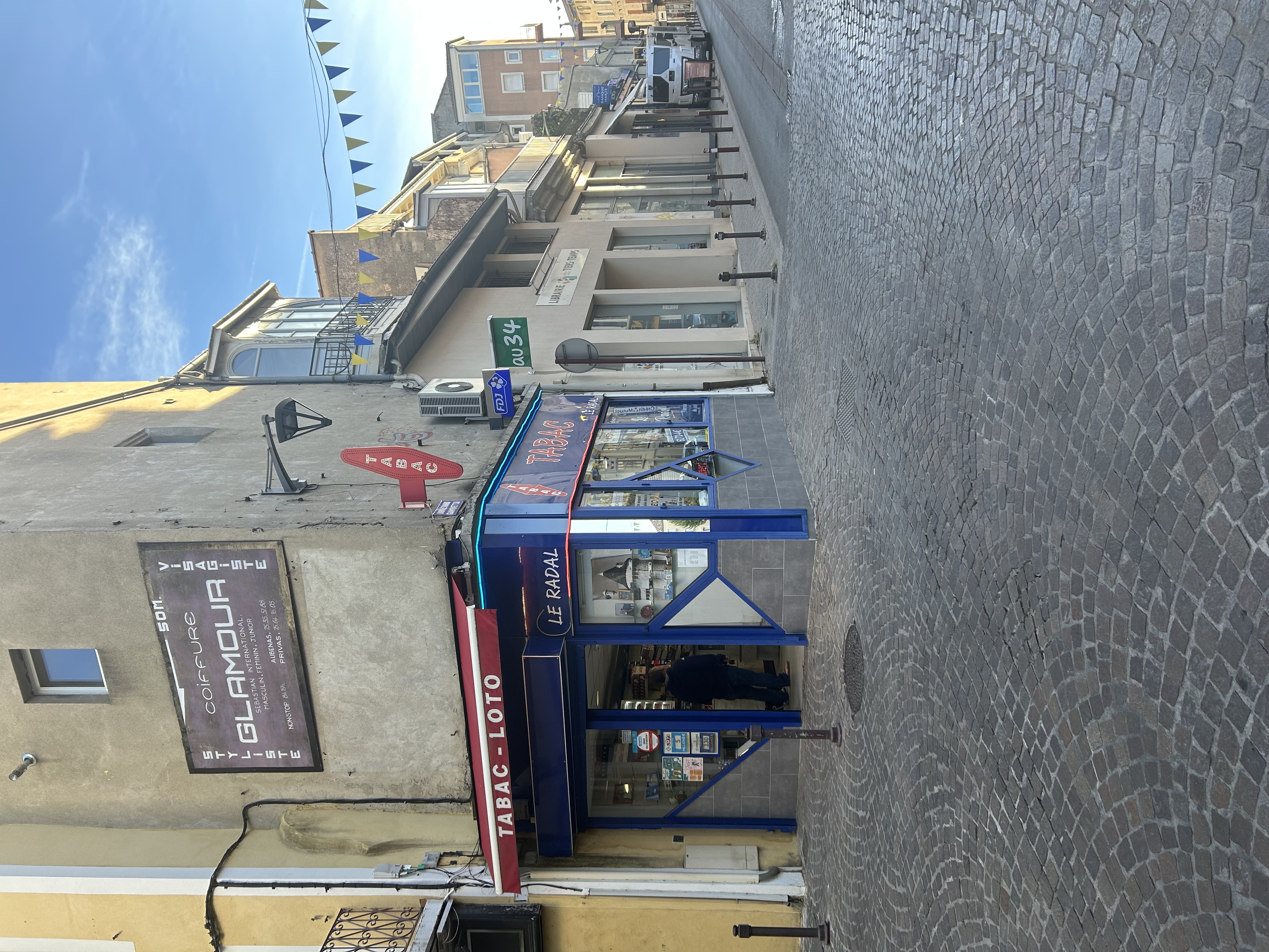 À VENDRE – BUREAU DE TABAC À AUBENAS (ARDÈCHE)

Belle opportunité commerciale – Cause retraite

Situé à Aubenas, ville touristique et dynamique de l’Ardèche, ce bureau de tabac bénéficie d’un emplacement privilégié, sur une rue principale très passante, offrant une excellente visibilité et un passage régulier de clientèle.

Une affaire idéale pour une personne seule ou un couple souhaitant s’investir dans un commerce de proximité.

Les atouts de cette affaire

Emplacement stratégique sur un axe très fréquenté.

Ville touristique bénéficiant d’une clientèle locale et de passage.

Loyer très intéressant : seulement 399 € par mois.

Aucun travaux à prévoir : établissement prêt à être exploité.

Local climatisé pour un confort optimal.

Amplitude horaire à développer, offrant de belles possibilités d’évolution.

Exploitation adaptée à 1 à 2 personnes.

Une belle opportunité pour se lancer !

Vendu pour cause de retraite, ce commerce représente une occasion intéressante de reprendre une activité existante et de la développer selon vos projets et vos ambitions.

Pour tout renseignement complémentaire ou pour organiser une visite, merci de nous contacter.